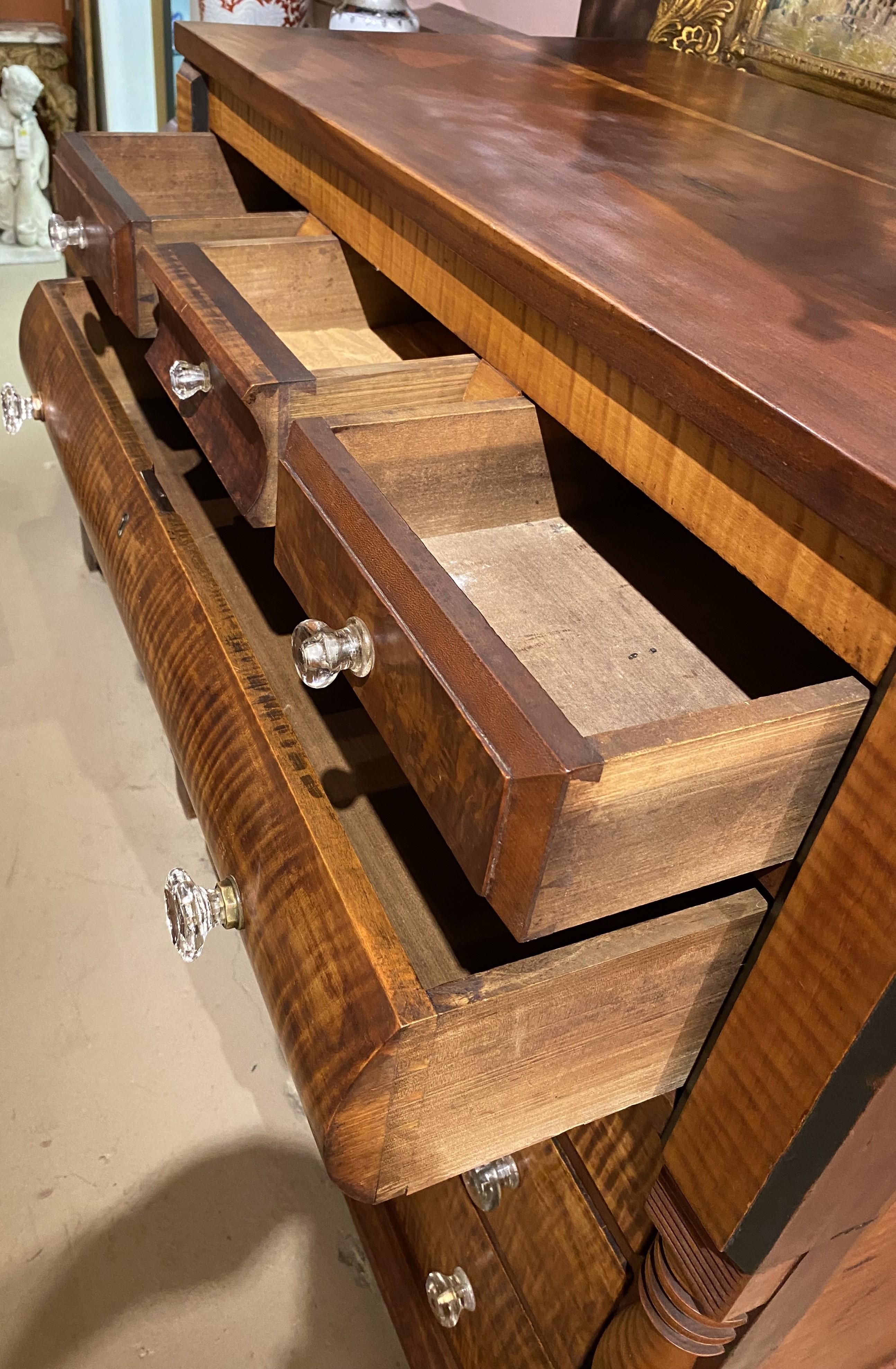 XIX secolo Cassapanca in stile tardo Sheraton in acero tigrato a tre piani su quattro in vendita