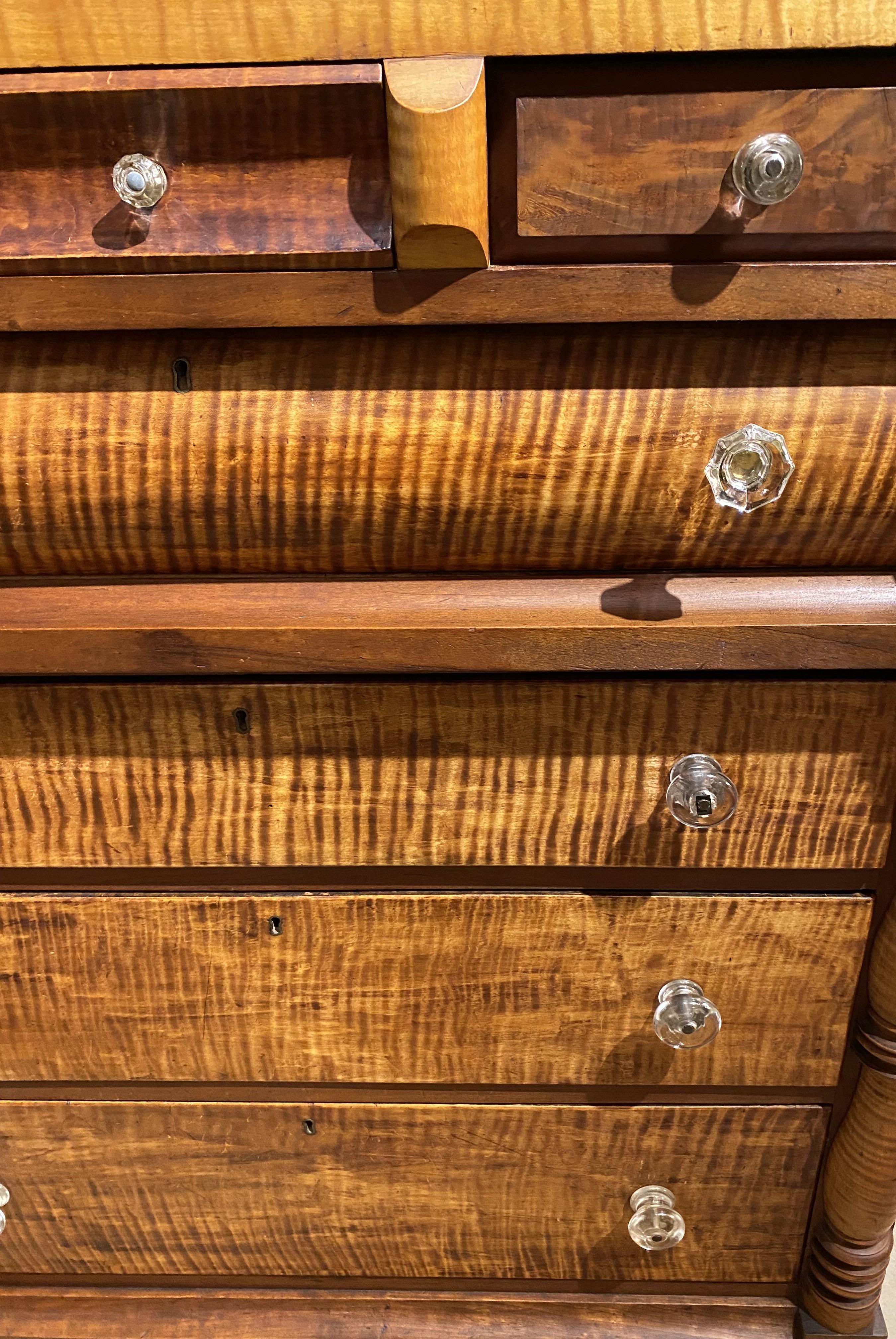 Vetro Cassapanca in stile tardo Sheraton in acero tigrato a tre piani su quattro in vendita