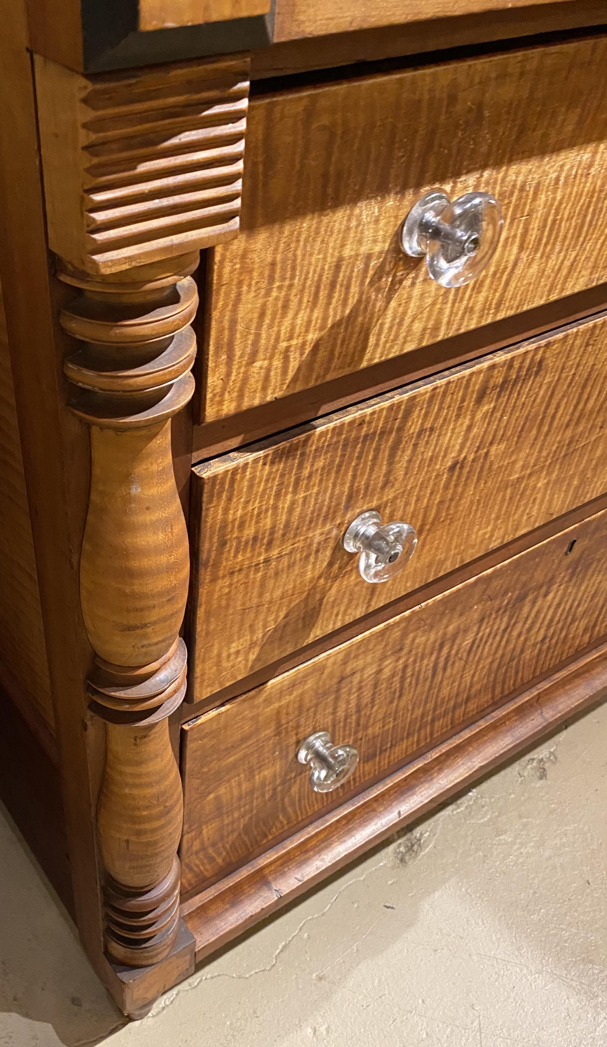 Cassapanca in stile tardo Sheraton in acero tigrato a tre piani su quattro in vendita 1