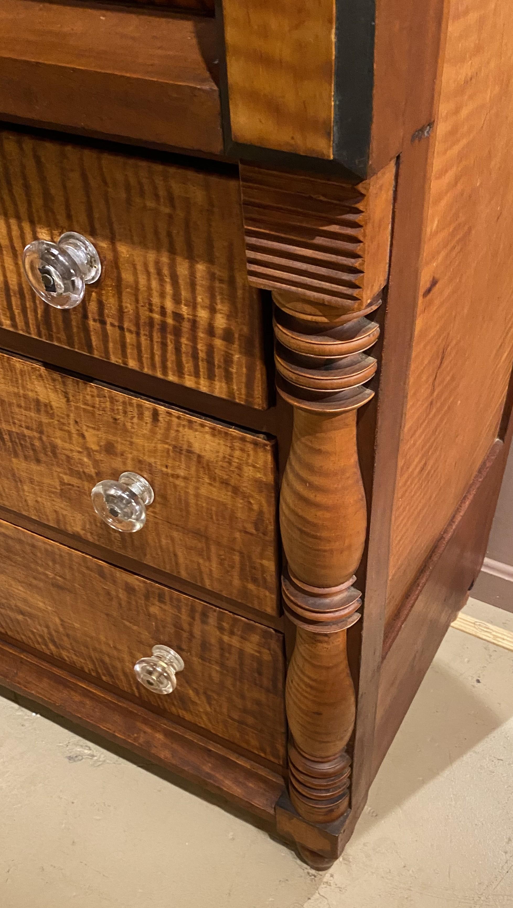 Cassapanca in stile tardo Sheraton in acero tigrato a tre piani su quattro in vendita 2