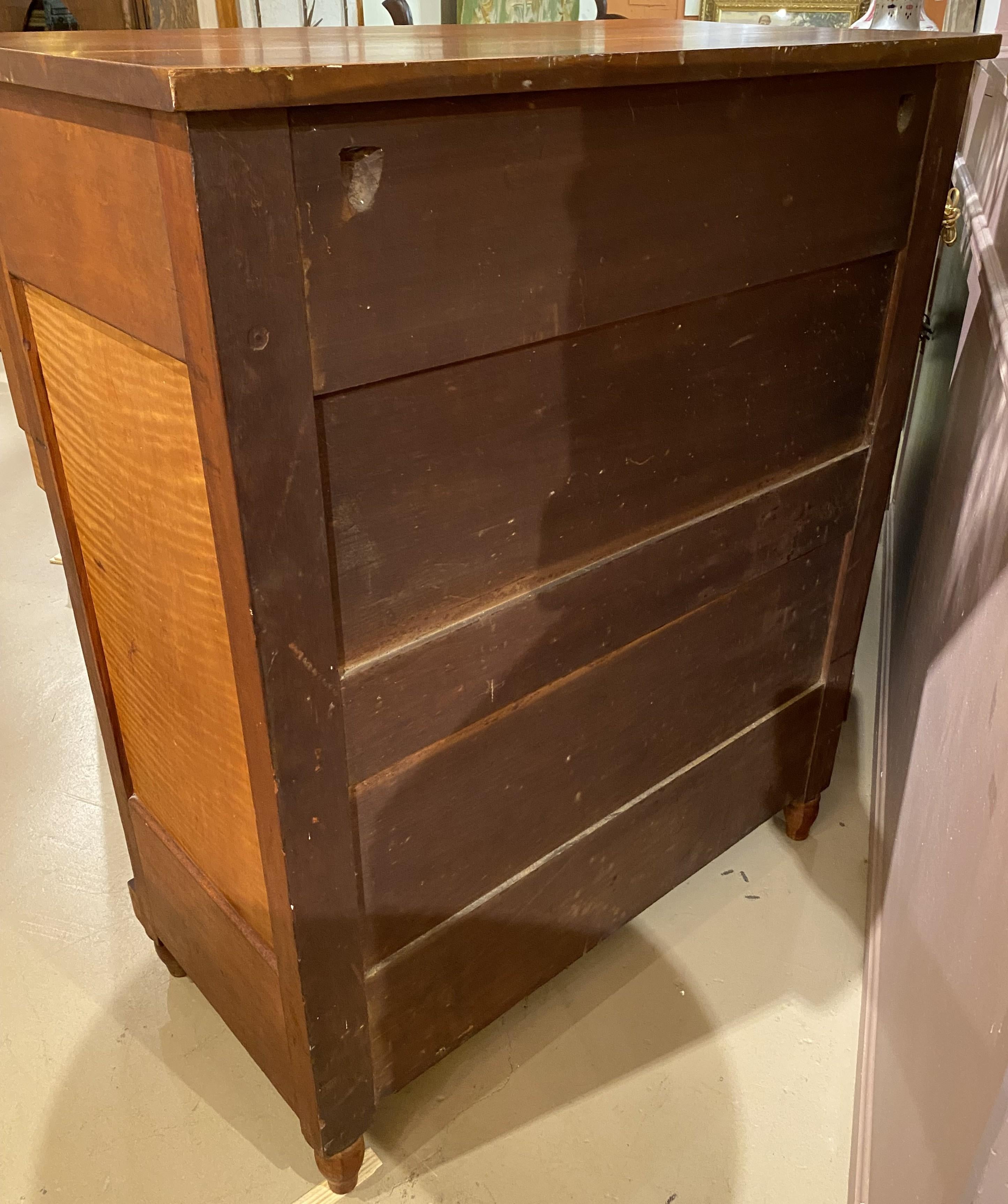 Cassapanca in stile tardo Sheraton in acero tigrato a tre piani su quattro in vendita 3