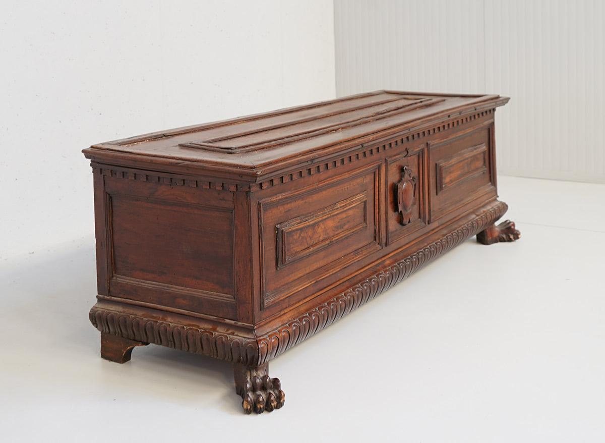 Original chest in solid walnut referable to the late sixteenth century early seventeenth century with non-original hinges. Top and sides riquadrate and lower band bacellata, has leonine legs and coat of arms with cartouche on the front. Theitem has