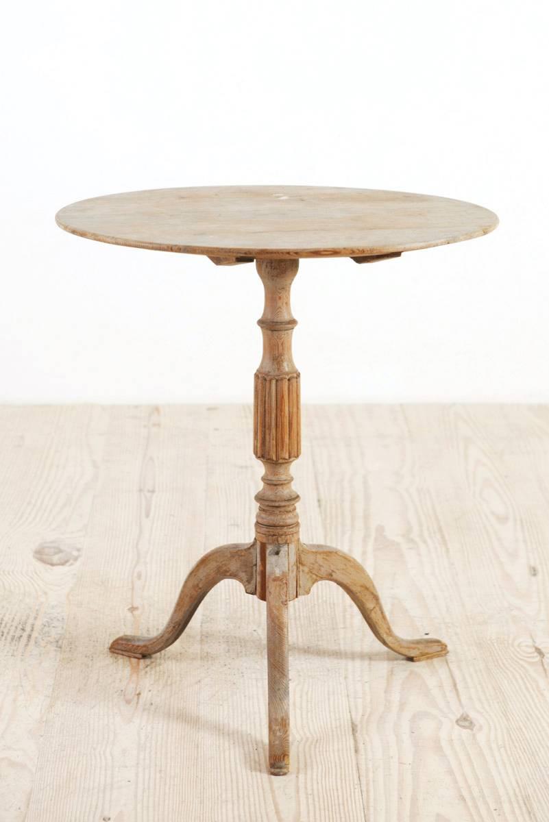 Late Swedish Gustavian round tilt-top table, circa 1800, Origin: Sweden.

Measures: Height with the top open: 28-3/4 inches.