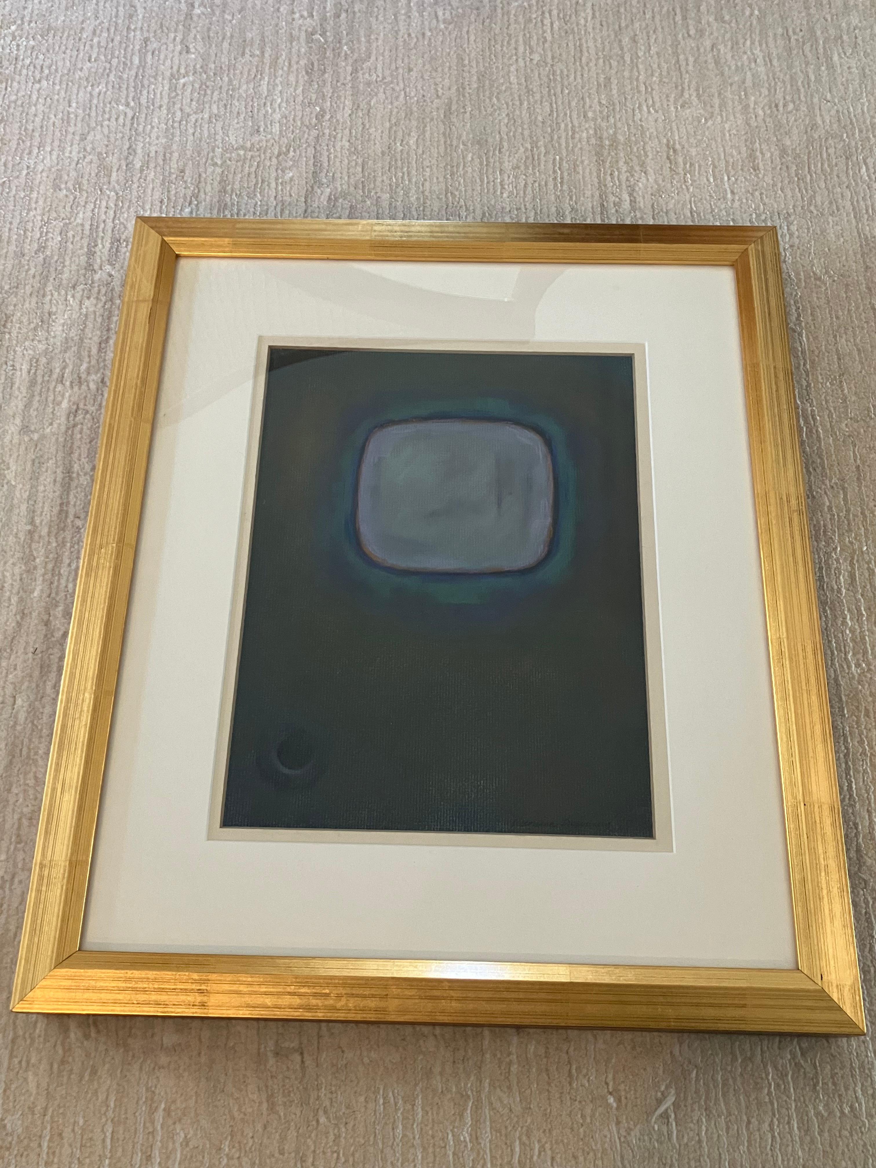 Unbetitelte kreisförmige Abstraktion in Gouache und Tusche von Veronica Benning mit blauen Farbtönen, die an den Mond oder den orbitalen expressionistischen Raum erinnern. Die flüssige Komposition und die gemischten medialen Dimensionen suggerieren