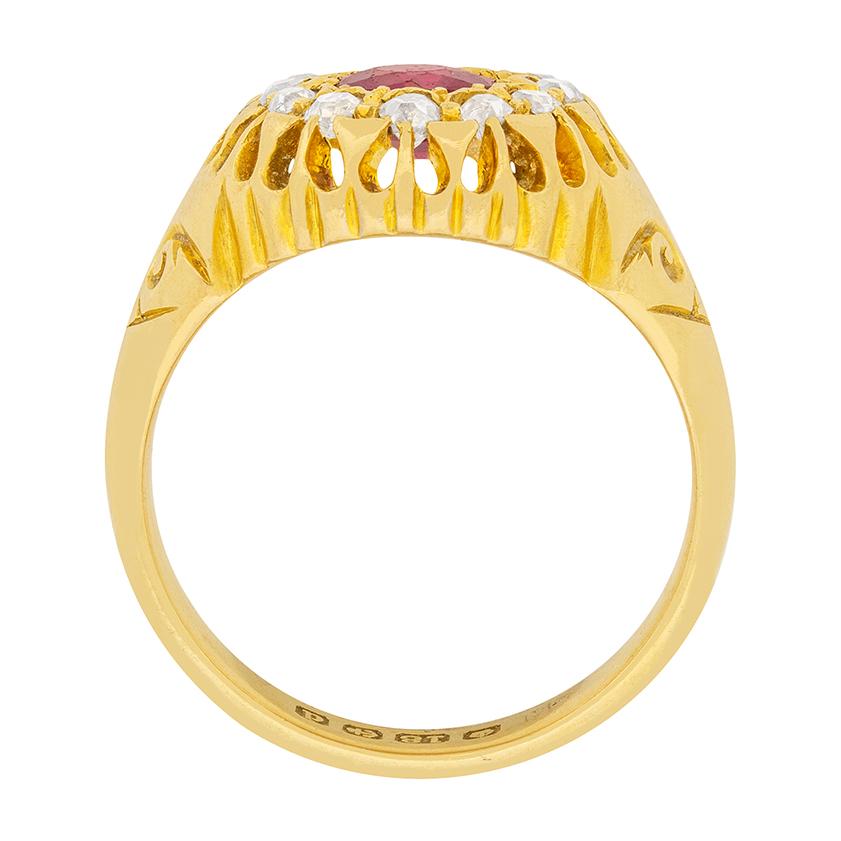 Dieser prächtige spätviktorianische Ring zeigt einen tiefroten Granat. Es handelt sich um einen Granat im Altschliff mit einem Gewicht von 0,70 Karat. Zwölf Diamanten von 0,05 Karat im Altschliff umgeben den Granat in einem glitzernden