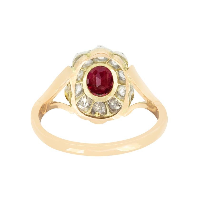 Late Victorian 0.90ct Red Spinel and Diamond Cluster Ring, c.1900s In Good Condition For Sale In London, GB