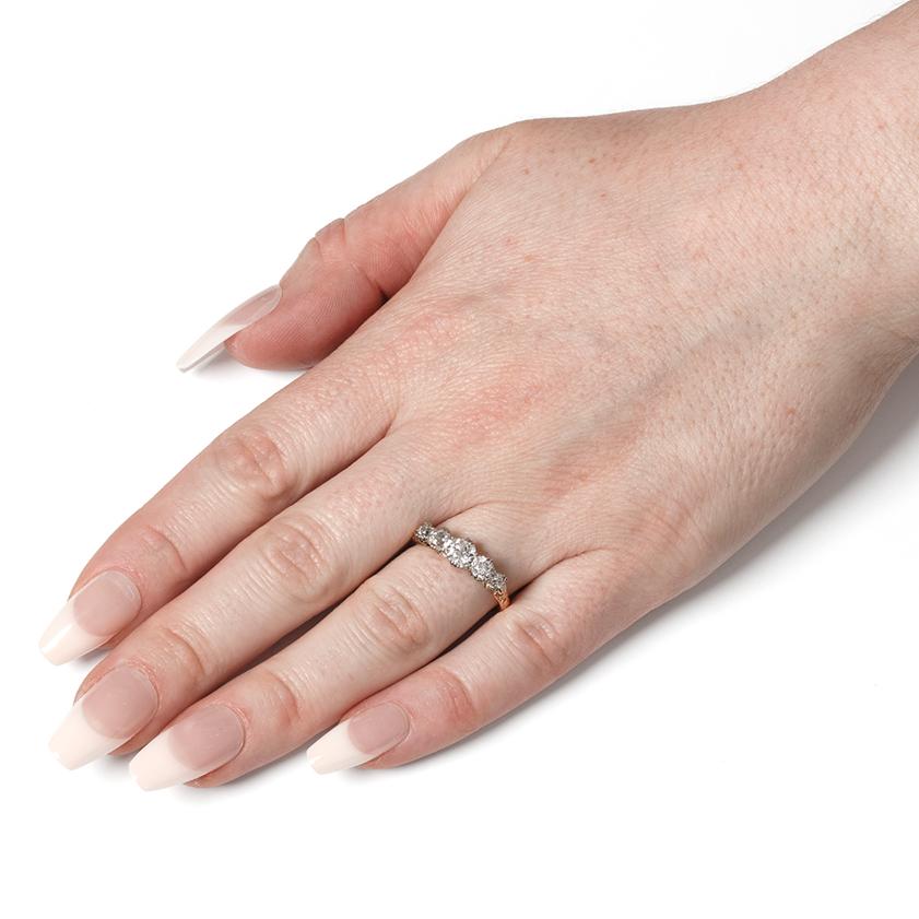 Women's or Men's Late Victorian 1.30ct Diamond Five Stone Ring, c.1890s For Sale
