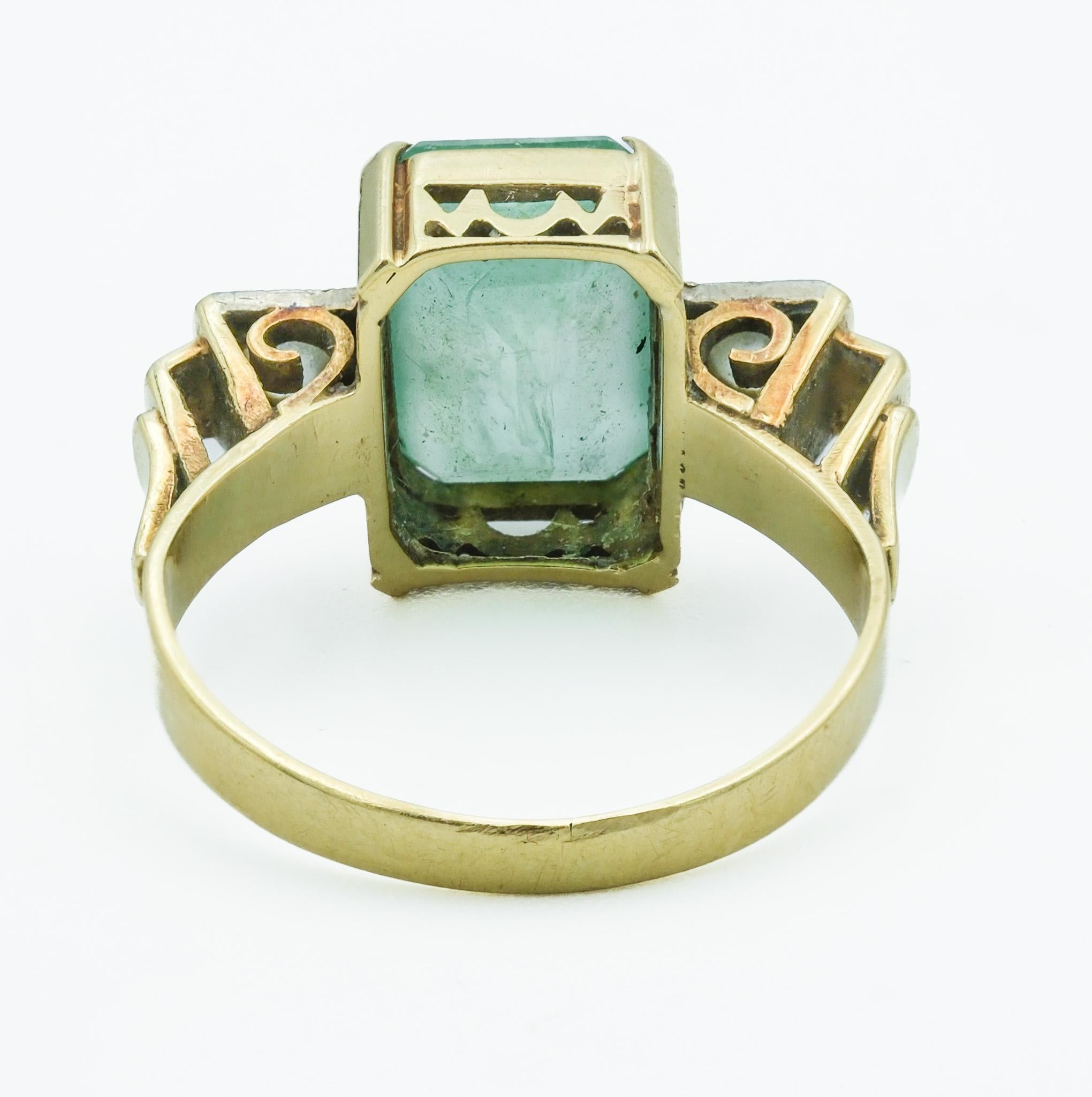 Spätviktorianischer geometrischer Ring aus 14 Karat Gelbgold mit drei Steinen, Smaragd und Diamant (Smaragdschliff) im Angebot