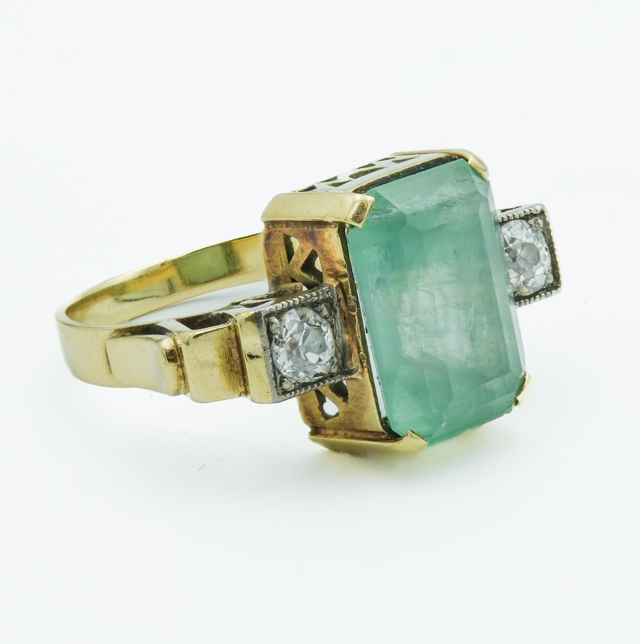 Spätviktorianischer geometrischer Ring aus 14 Karat Gelbgold mit drei Steinen, Smaragd und Diamant im Zustand „Gut“ im Angebot in Fairfield, CT