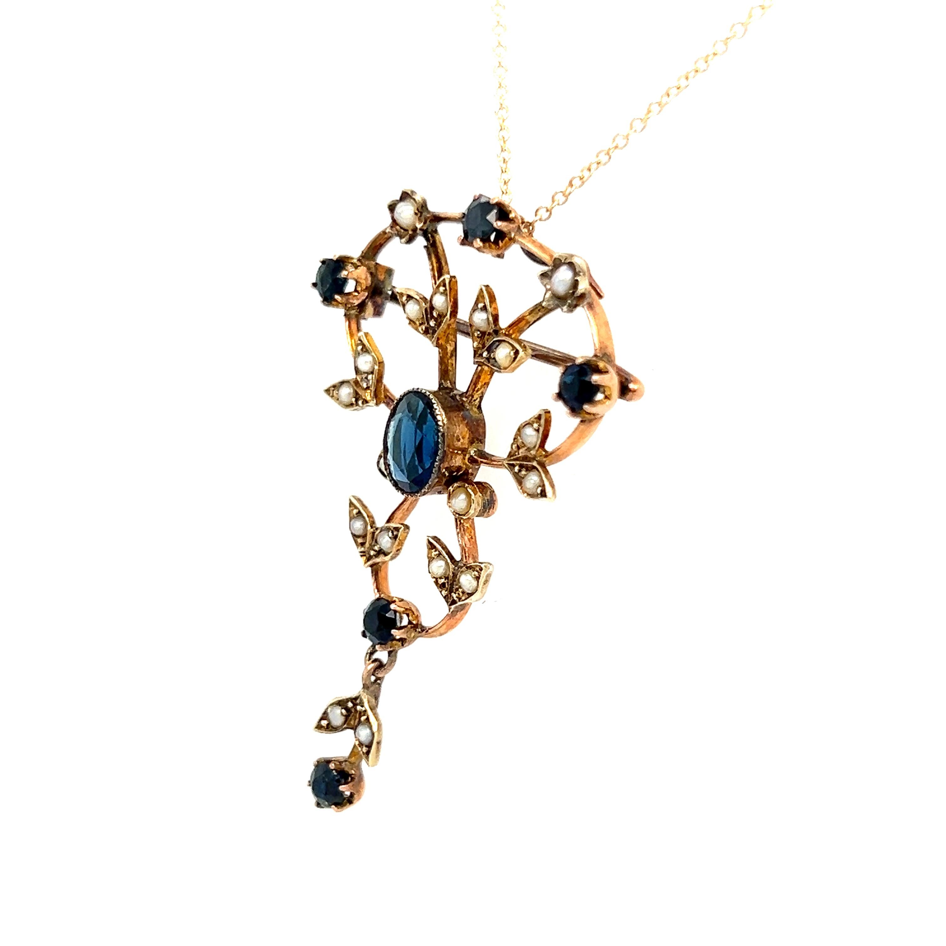 Che splendido pezzo d'antiquariato! Di epoca tardo-vittoriana, può essere indossato come collana o spilla, con un grande zaffiro al centro: cosa c'è da non amare? Realizzato in oro 15 carati, il design presenta una lavorazione aperta con foglie,
