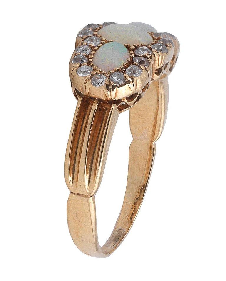 Late Victorian 18 Carat Gold Opal and Diamond Ring In Excellent Condition In Firenze, IT