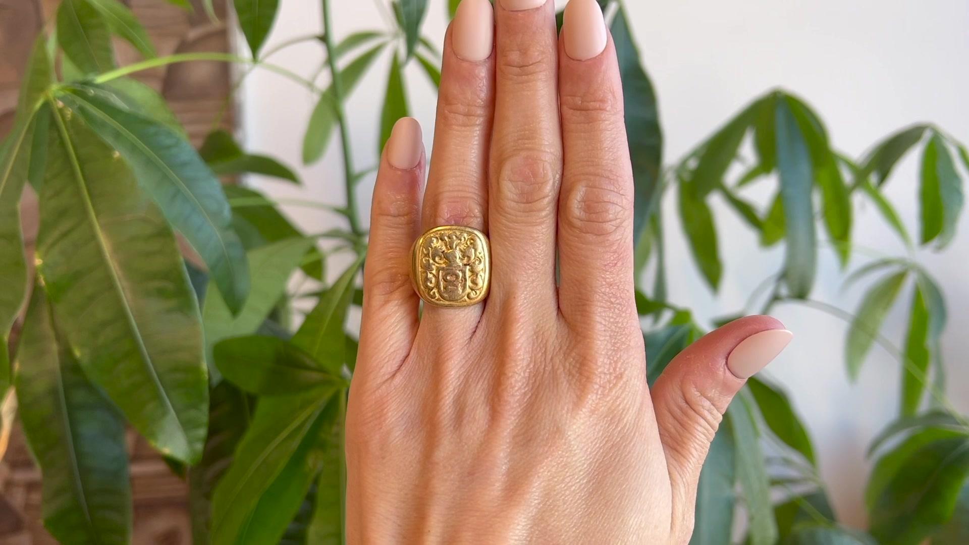 Late Victorian 18 Karat Yellow Gold Armorial Signet Ring In Excellent Condition In Beverly Hills, CA