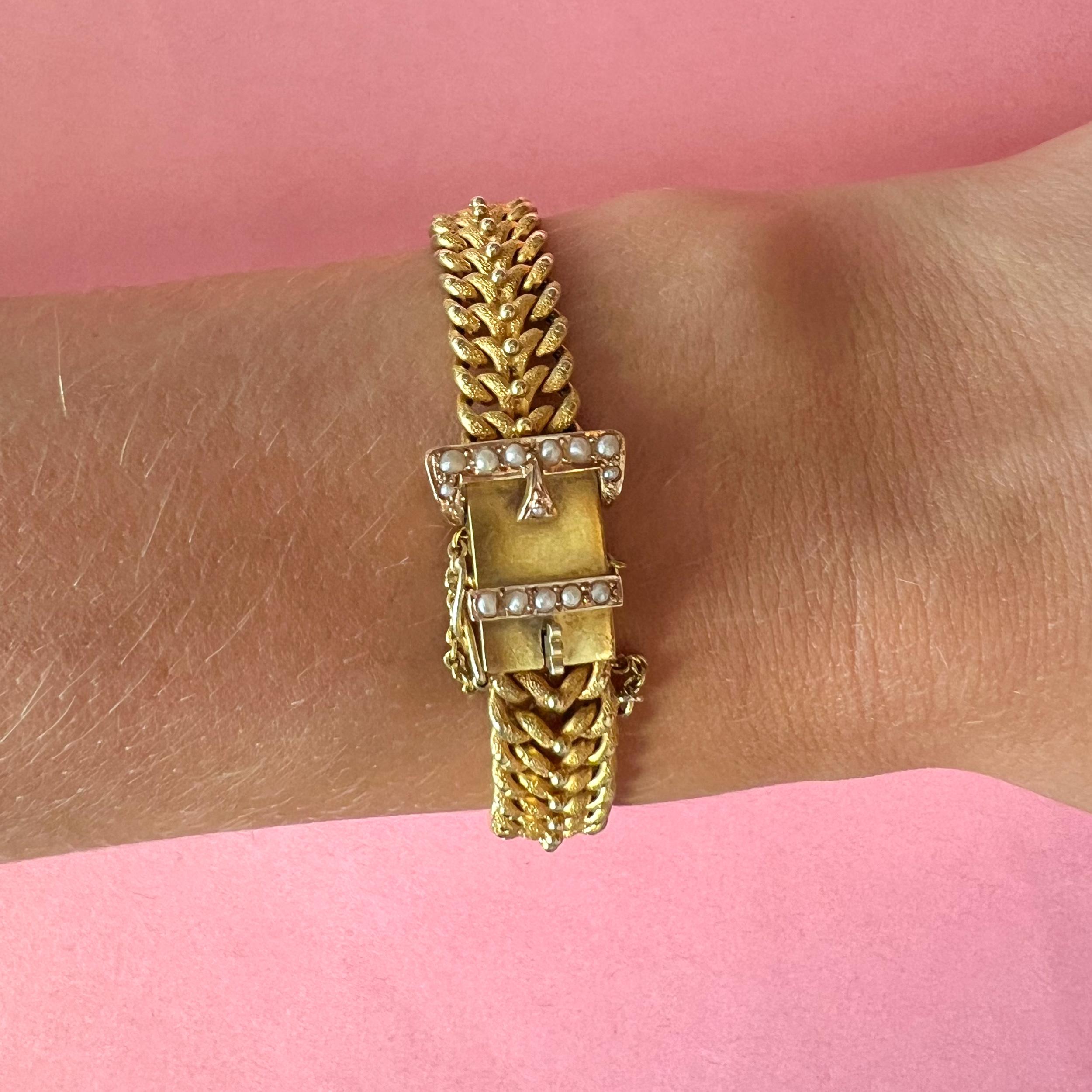Dies ist eine antike spätviktorianische 1890er Jahre Gold satiniert Kette Armband mit Saatgut Perlen gesetzt. Dieses schöne Schnallenarmband ist aus 14-karätigem Gold mit einer matten, satinierten Oberfläche auf den Ketten gefertigt. In der Mitte