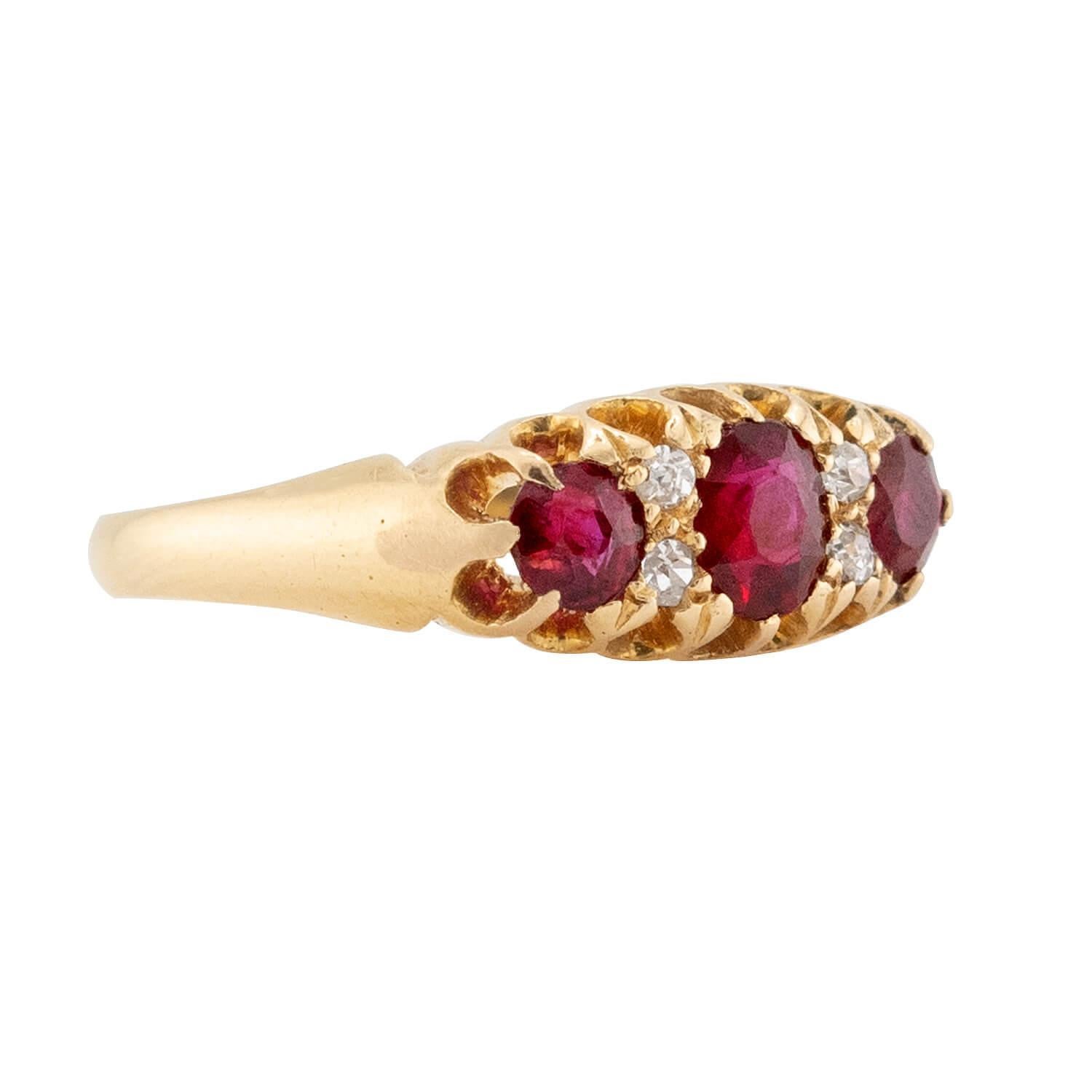 Uno splendido anello con rubino e diamanti della fine dell'epoca vittoriana (ca. 1900)! Realizzato in vibrante oro giallo 18 carati, la superficie ovale di questo delizioso anello è impreziosita da splendidi rubini e diamanti. La sezione centrale