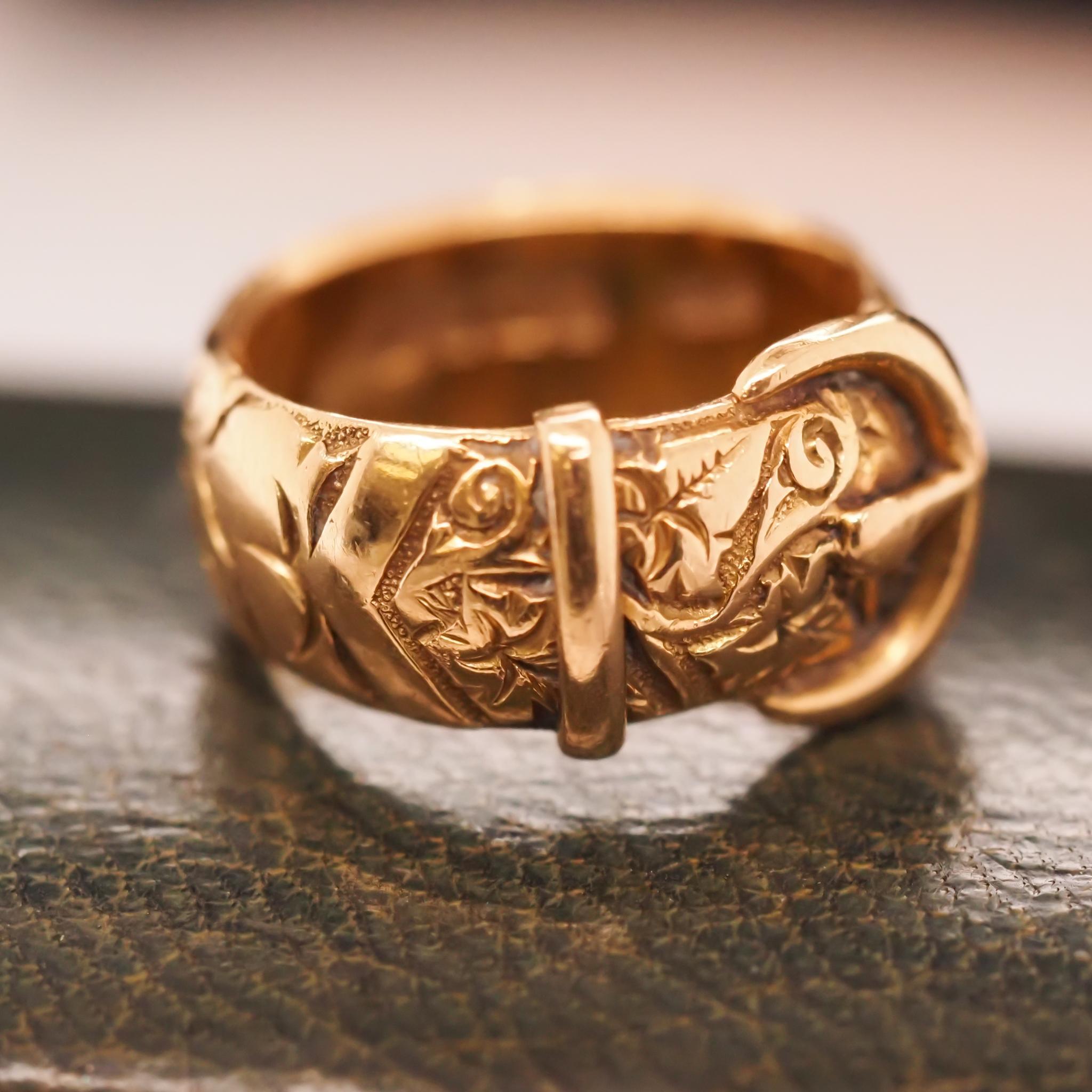 Late Victorian 18K Yellow Gold Belt Wedding Ring In Good Condition For Sale In Atlanta, GA