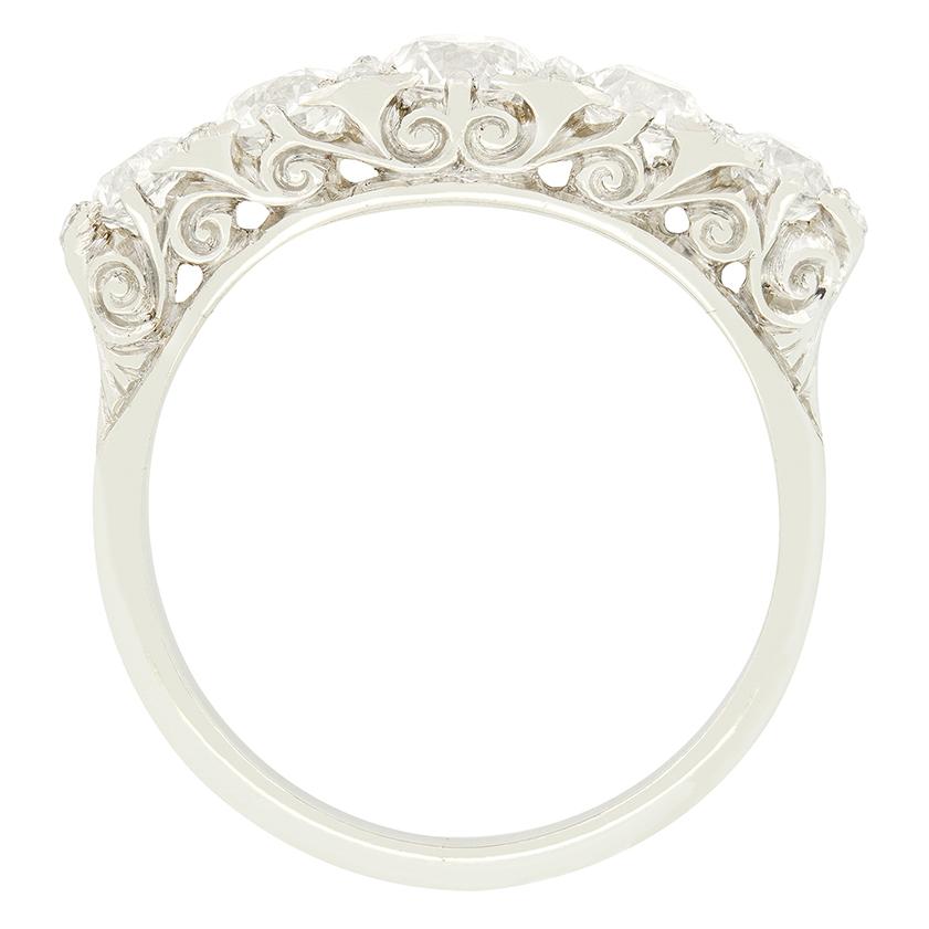 Dieser spätviktorianische Ring mit geschnitztem Schaft ist eine echte Rarität und wurde vollständig aus Platin gefertigt. Eine Sammlung von fünf Diamanten mit altem Schliff ist von der Mitte aus in absteigender Größe ausgestellt. Der größte Stein
