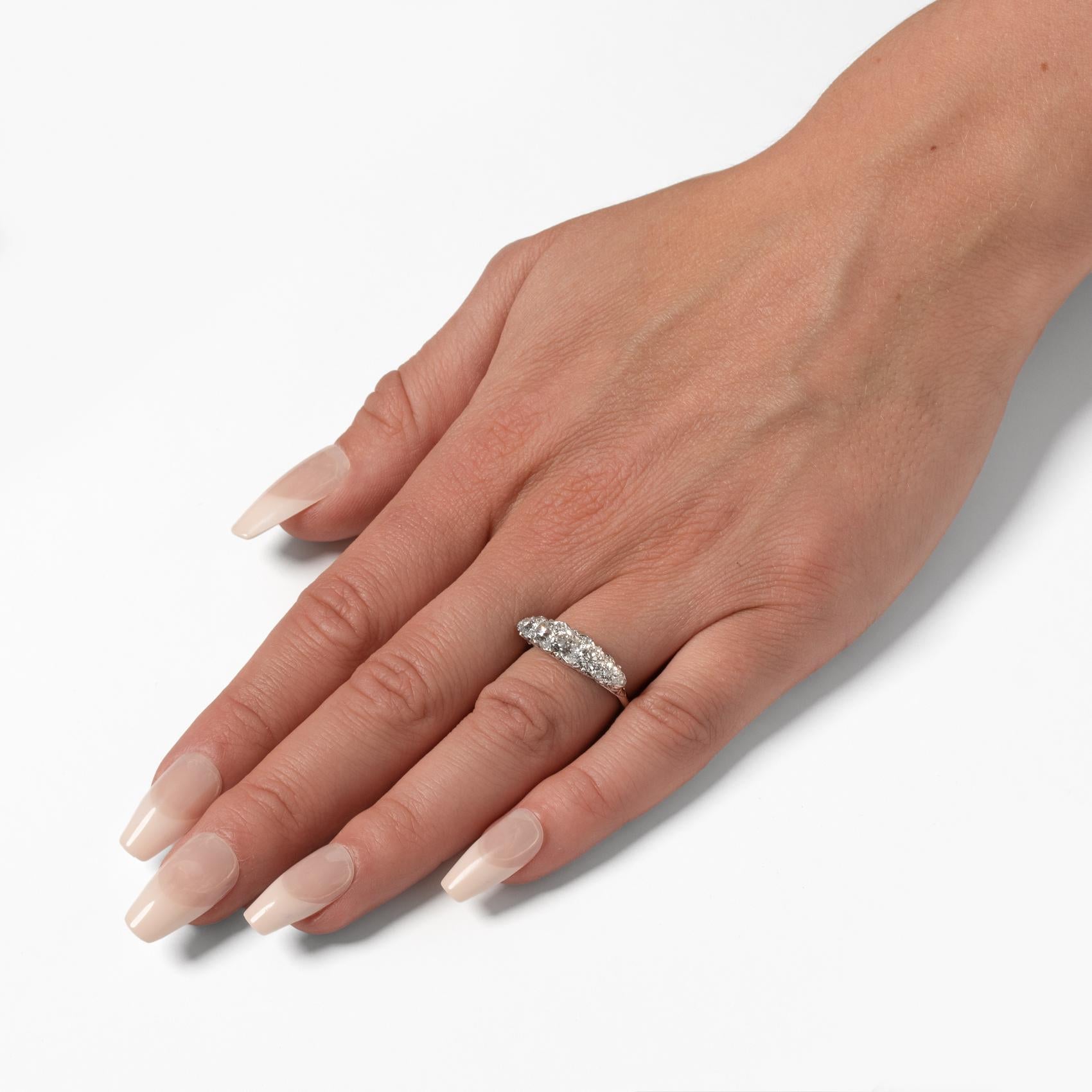 Spätviktorianischer 1,95ct Diamant-Fünf-Stein-Ring, ca. 1900 Damen im Angebot