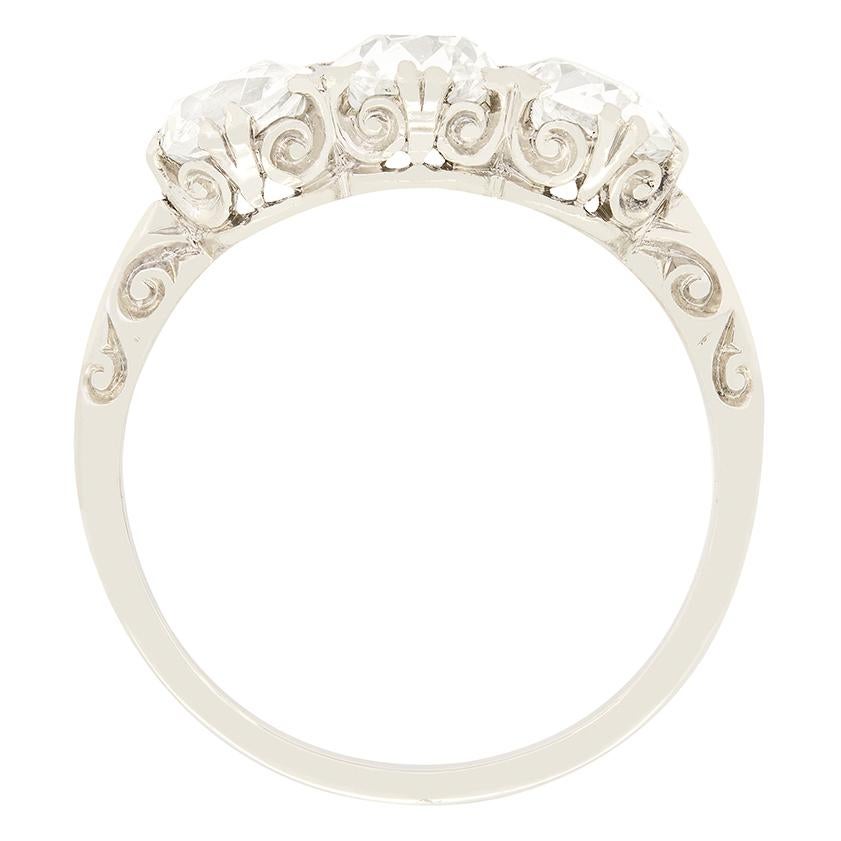 Questo anello trilogico tardo-vittoriano mette in mostra tre splendidi diamanti antichi con taglio a cuscino. Il diamante centrale è di 0,80 carati, mentre la coppia di diamanti affiancati pesa 0,65 carati ciascuno. Tutti i diamanti hanno colore da