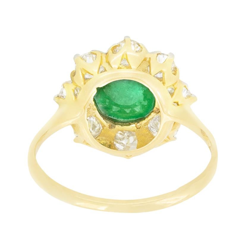Taille cabochon Bague à grappes d'émeraudes et de diamants de la fin de l'époque victorienne, 2,40ct, c.I.C. en vente