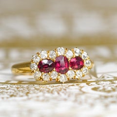 Bague de style victorien tardif, en or 18 carats, ornée d'un ensemble de trois rubis et diamants, vers 1900