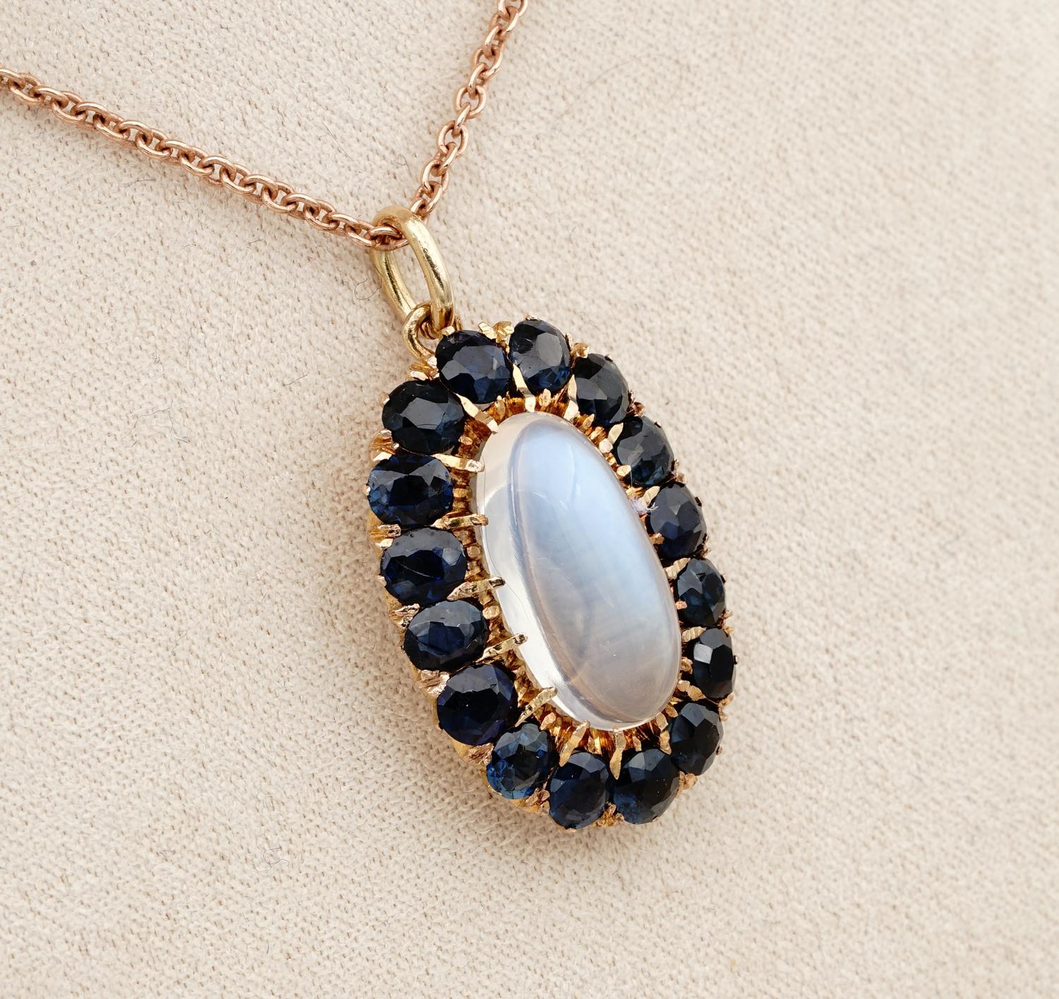 Late Victorian 3.95 Carat Moonstone 4.0 Ct Natural Sapphire Rare Vintage Pendant In Good Condition In Napoli, IT