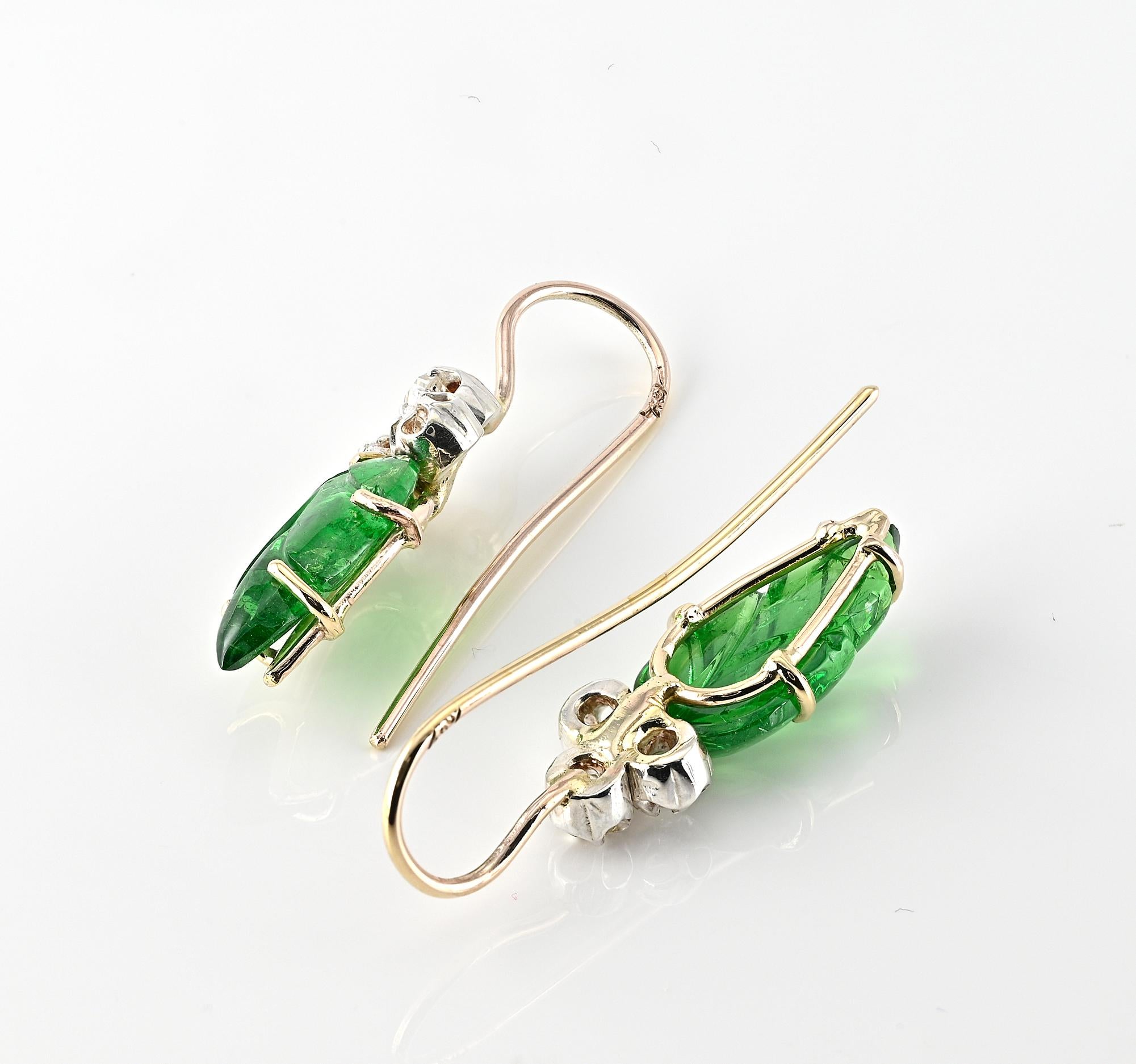Pendants d'oreilles de style victorien 9.00 Ct Leaf Carved Green Garnet Diamond  en vente 1