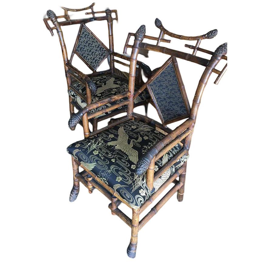 Une superbe paire de chaises de salon Chippendale en bambou du mouvement esthétique de la fin du XIXe siècle. Chacune d'entre elles présente un motif géométrique complexe et des sièges brodés d'une grue noire remarquable. D'une présence royale et
