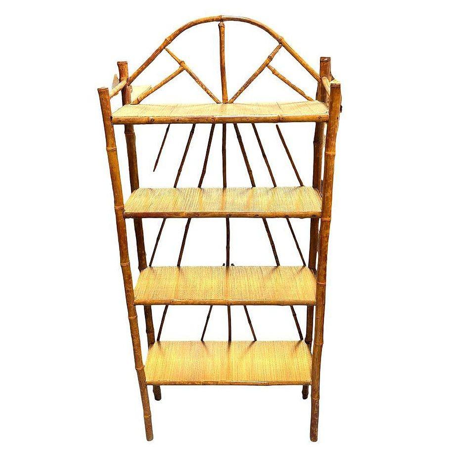 L'Aesthetic Movement tardo-vittoriano bambù tigrato ed erba opaca è un'accattivante miscela di materiali esotici e design elegante. La sua struttura in bambù tigrato sfoggia tonalità ricche e variegate, emanando un calore naturale e una raffinatezza