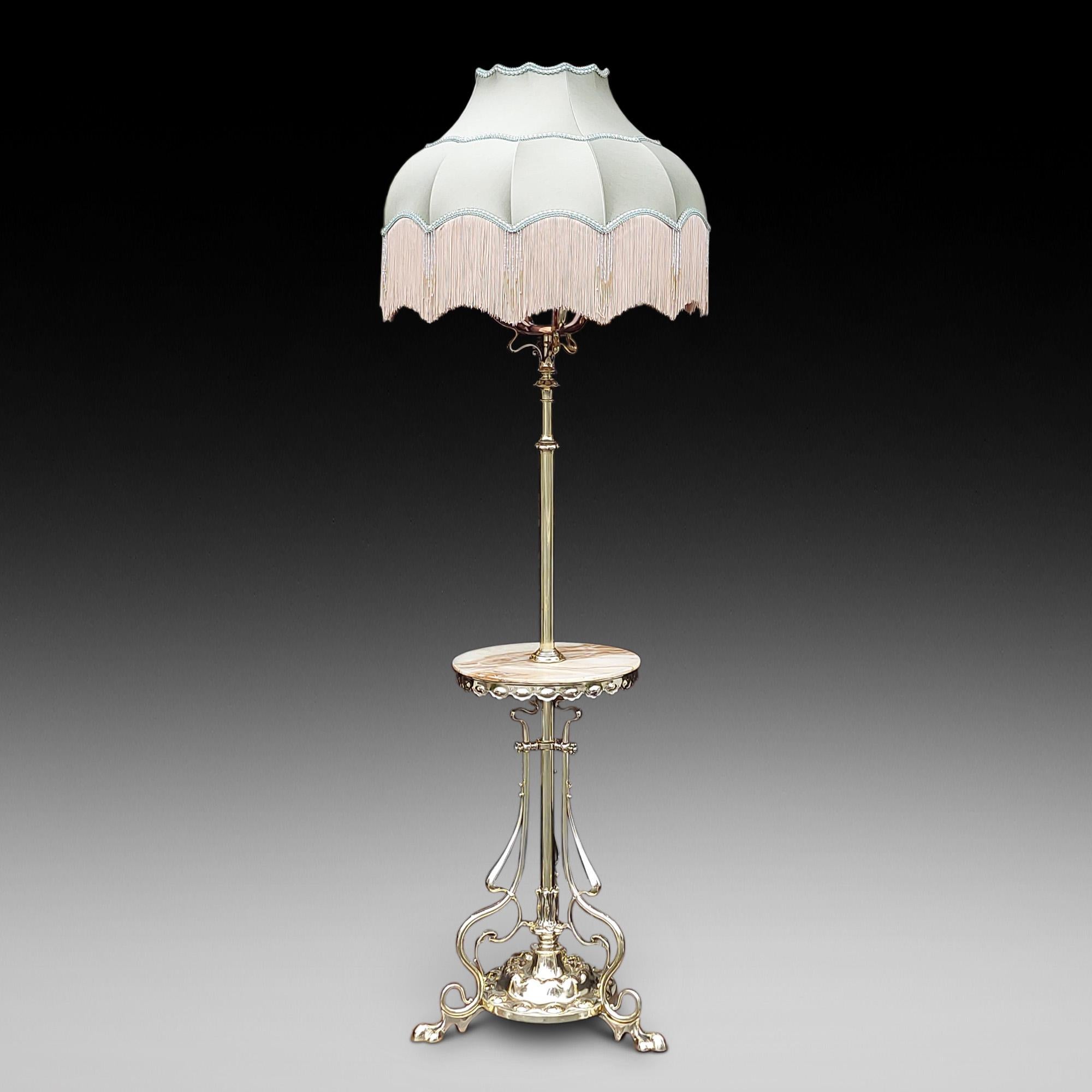  Lampada a olio standard in ottone tardo vittoriano Art Nouveau con tavolo in onice integrato, con paralume in vetro smerigliato e tagliato, insieme a un paralume in seta fatto a mano - I paralumi sono in seta fatta a mano dallo stesso produttore