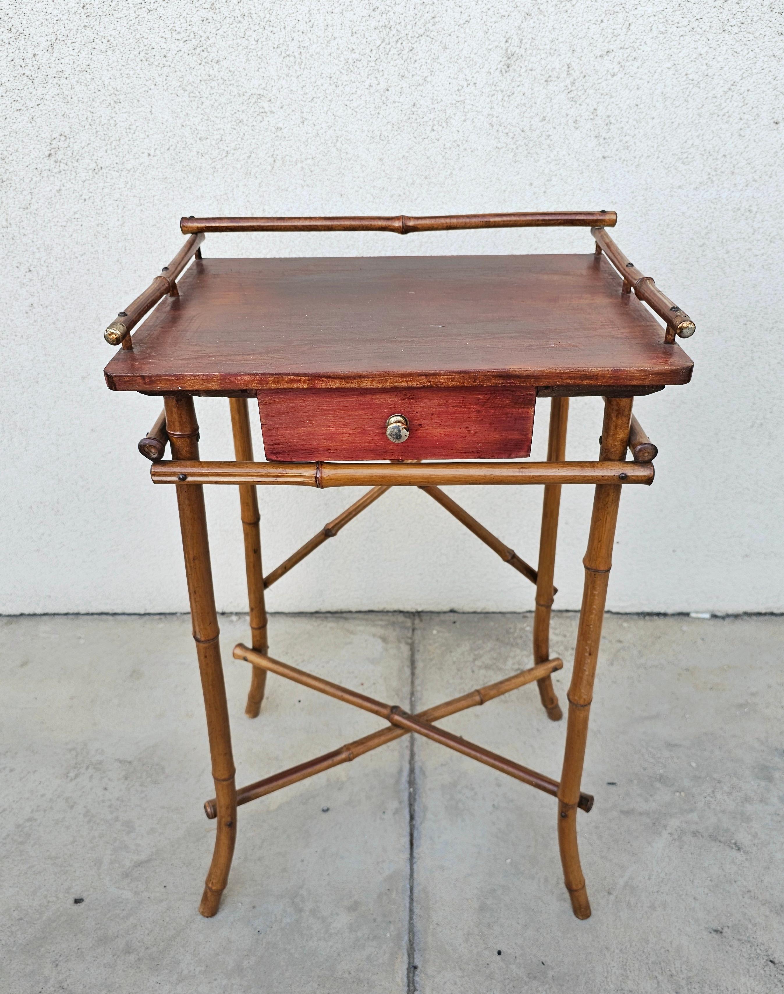 Vous trouverez dans cette annonce une magnifique et très rare table à thé en bambou datant de la fin de l'époque victorienne. Il comporte un petit tiroir. Cette petite beauté a été fabriquée en Angleterre à la fin du 19e siècle. Bon état antique