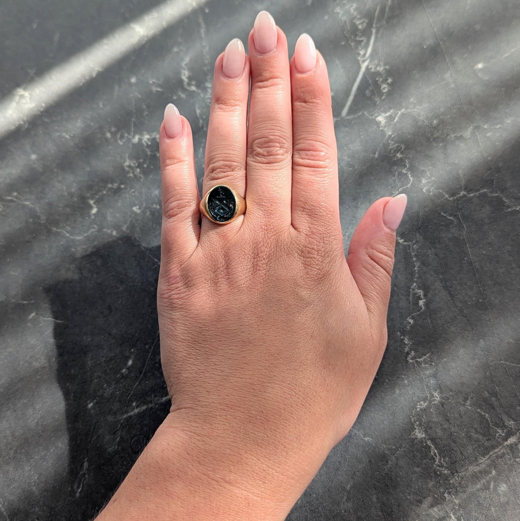 Centra una tavoletta di pietra sanguigna di forma ovale che misura 13,5 x 10,0 mm
Colore verde scuro opaco e bluastro, con sfumature rosso arancio.
Inciso con un'incisione di uno stemma araldico e di uno stendardo
Raffigurazione di un motivo