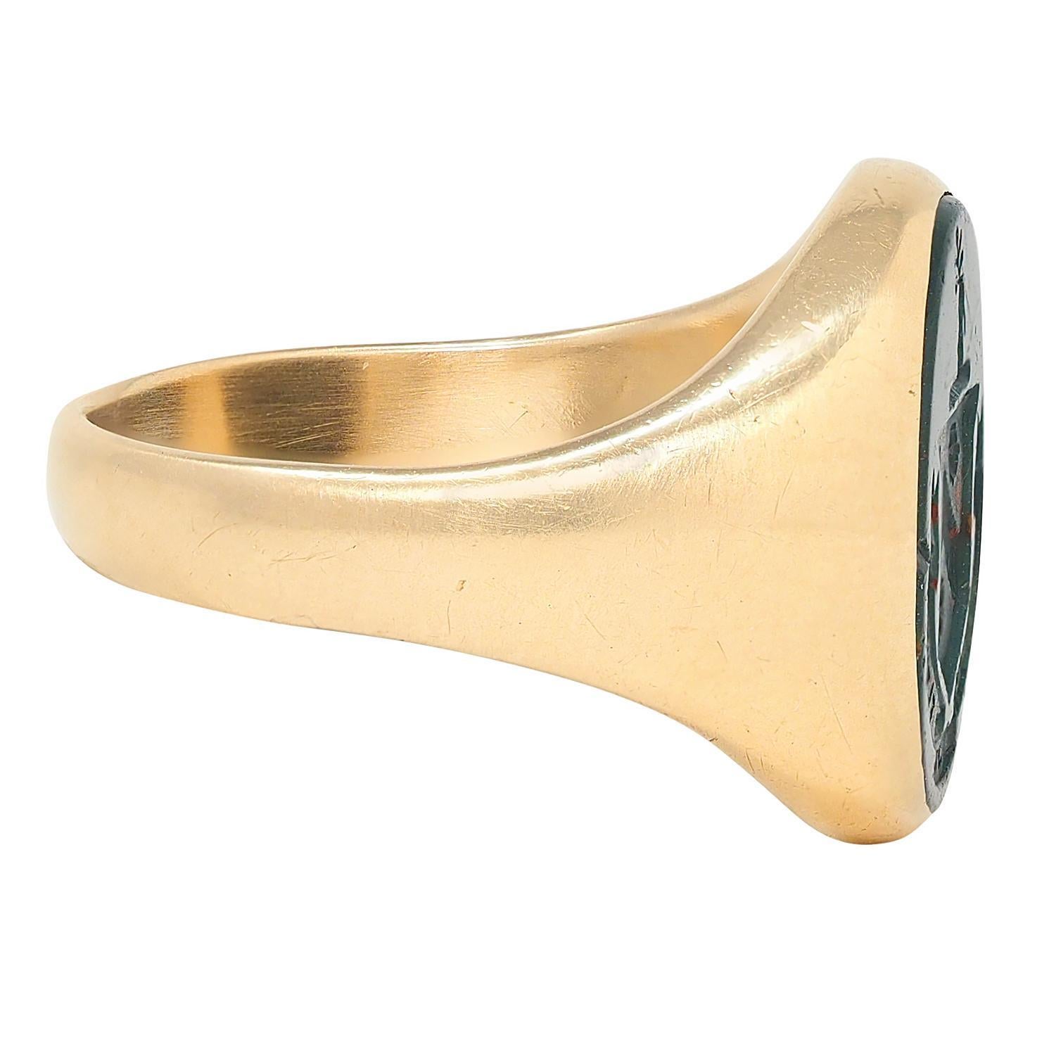Tardo vittoriano Anello con stemma araldico tardo vittoriano in pietra sanguigna in oro giallo 14K in vendita