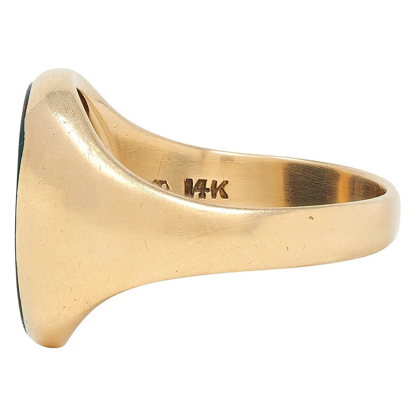Donna Anello con stemma araldico tardo vittoriano in pietra sanguigna in oro giallo 14K in vendita