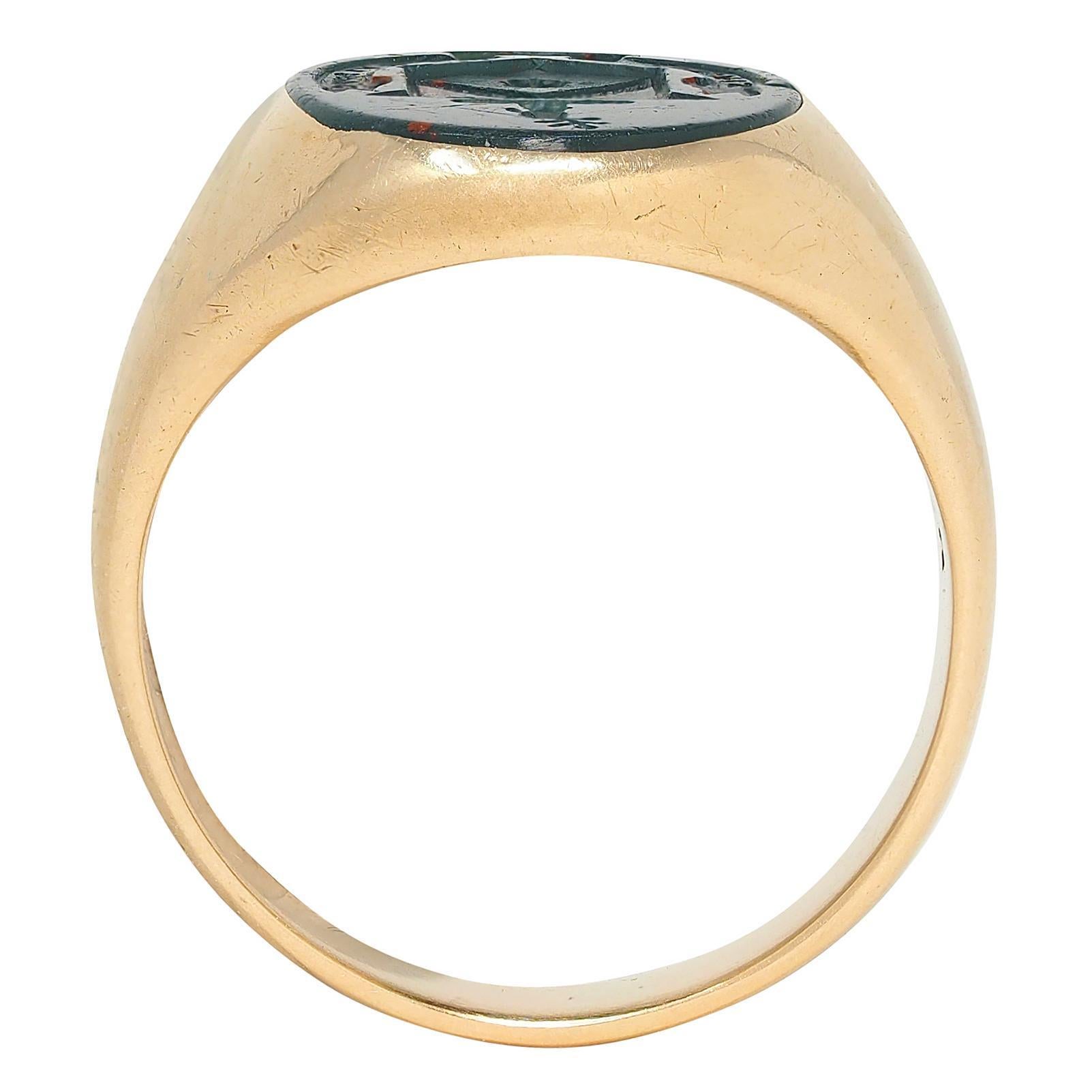Anello con stemma araldico tardo vittoriano in pietra sanguigna in oro giallo 14K in vendita 1