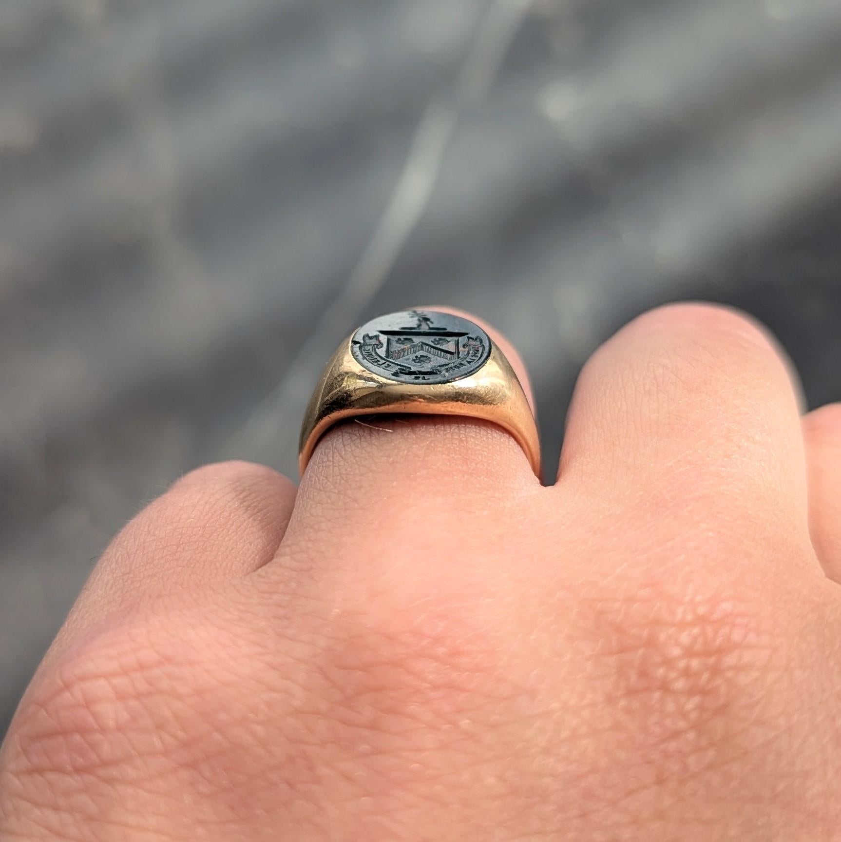 Anello con stemma araldico tardo vittoriano in pietra sanguigna in oro giallo 14K in vendita 2