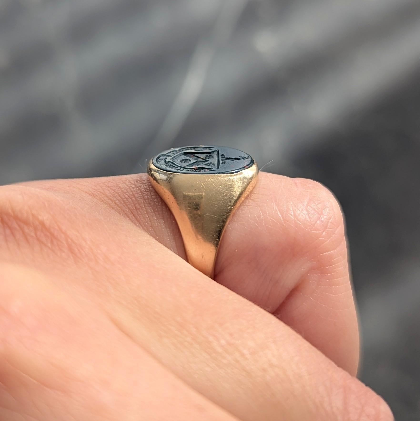 Anello con stemma araldico tardo vittoriano in pietra sanguigna in oro giallo 14K in vendita 3
