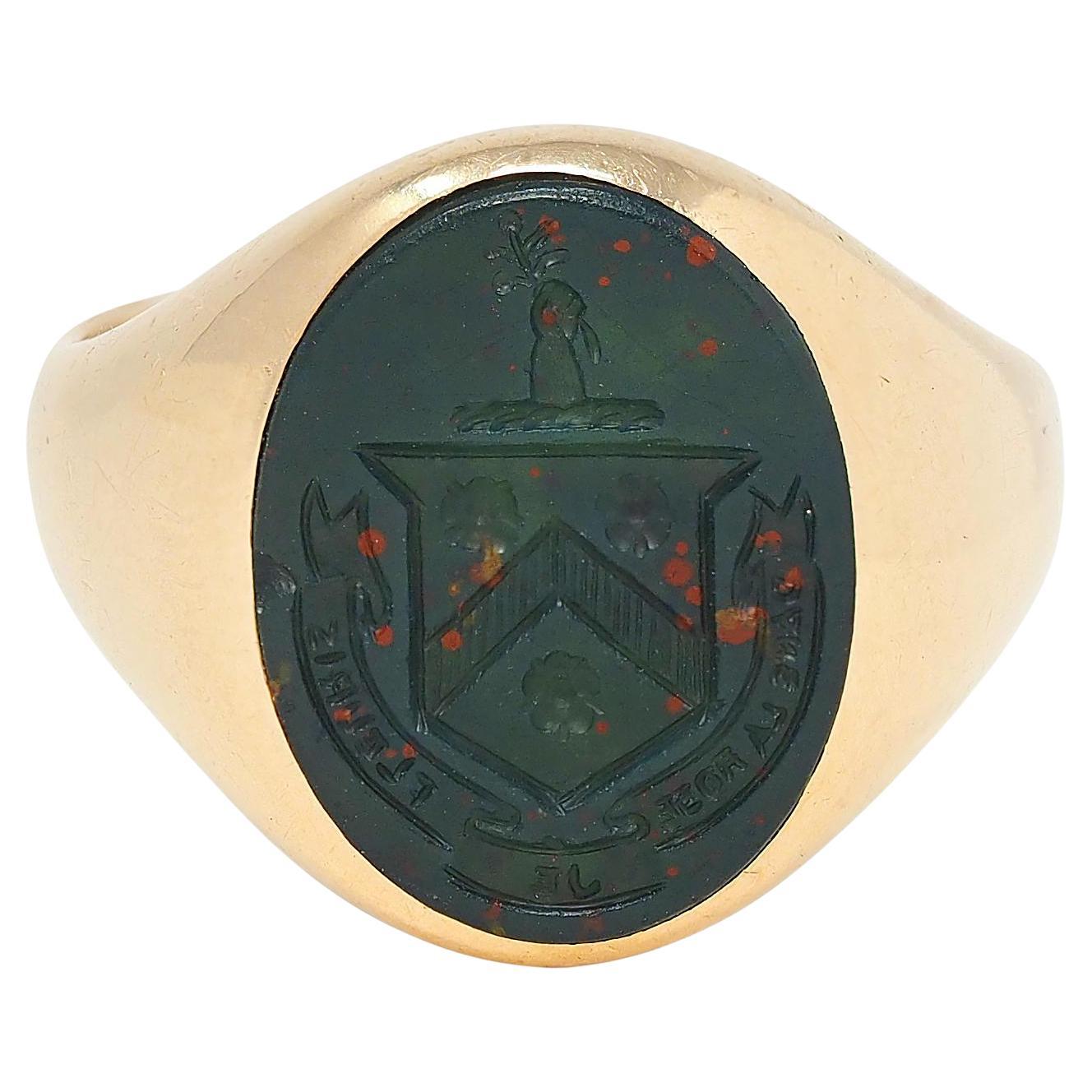 Anello con stemma araldico tardo vittoriano in pietra sanguigna in oro giallo 14K in vendita