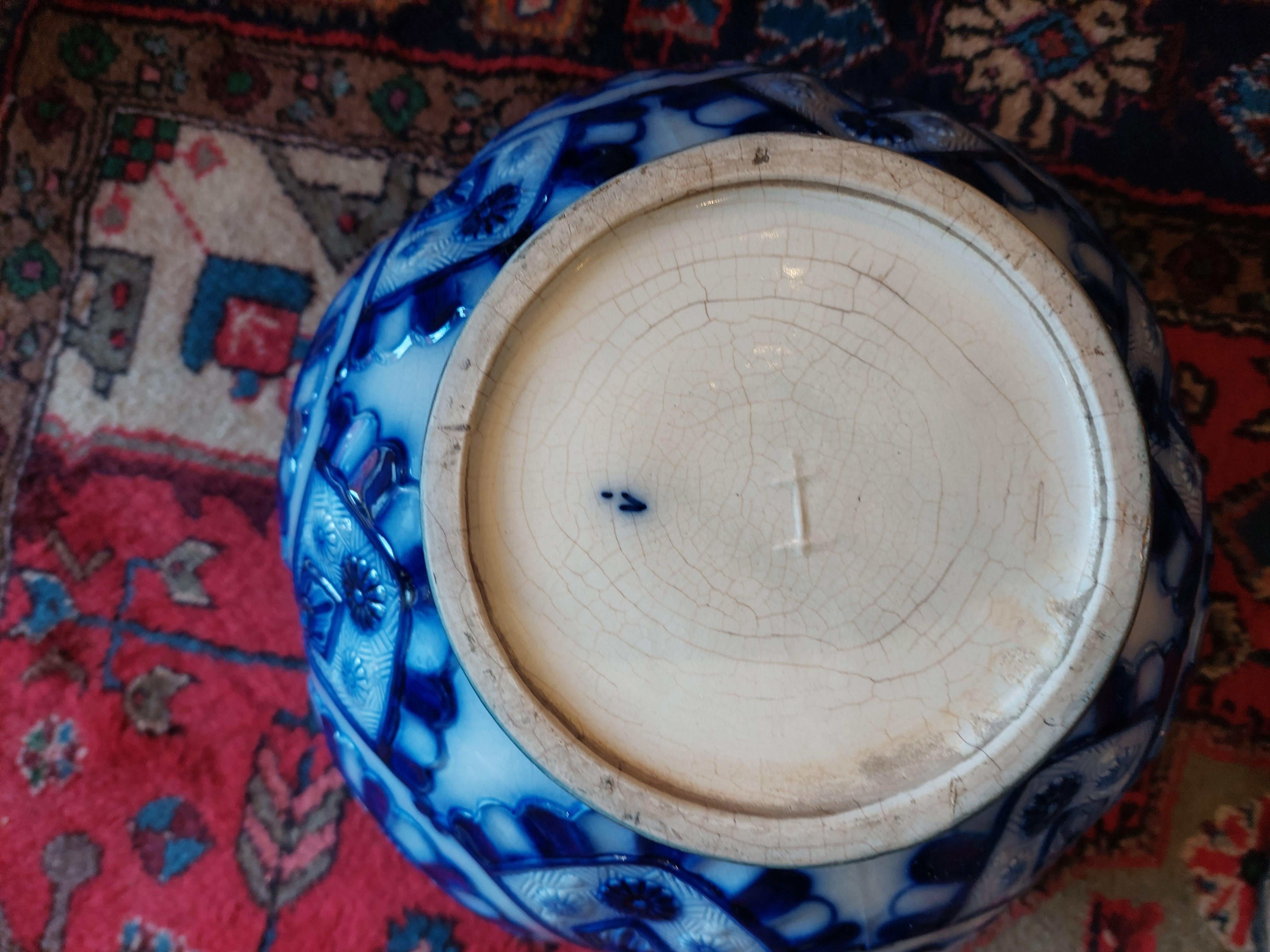 Late Victorian Blue and White Porcelain Jardinière on Stand en vente 3