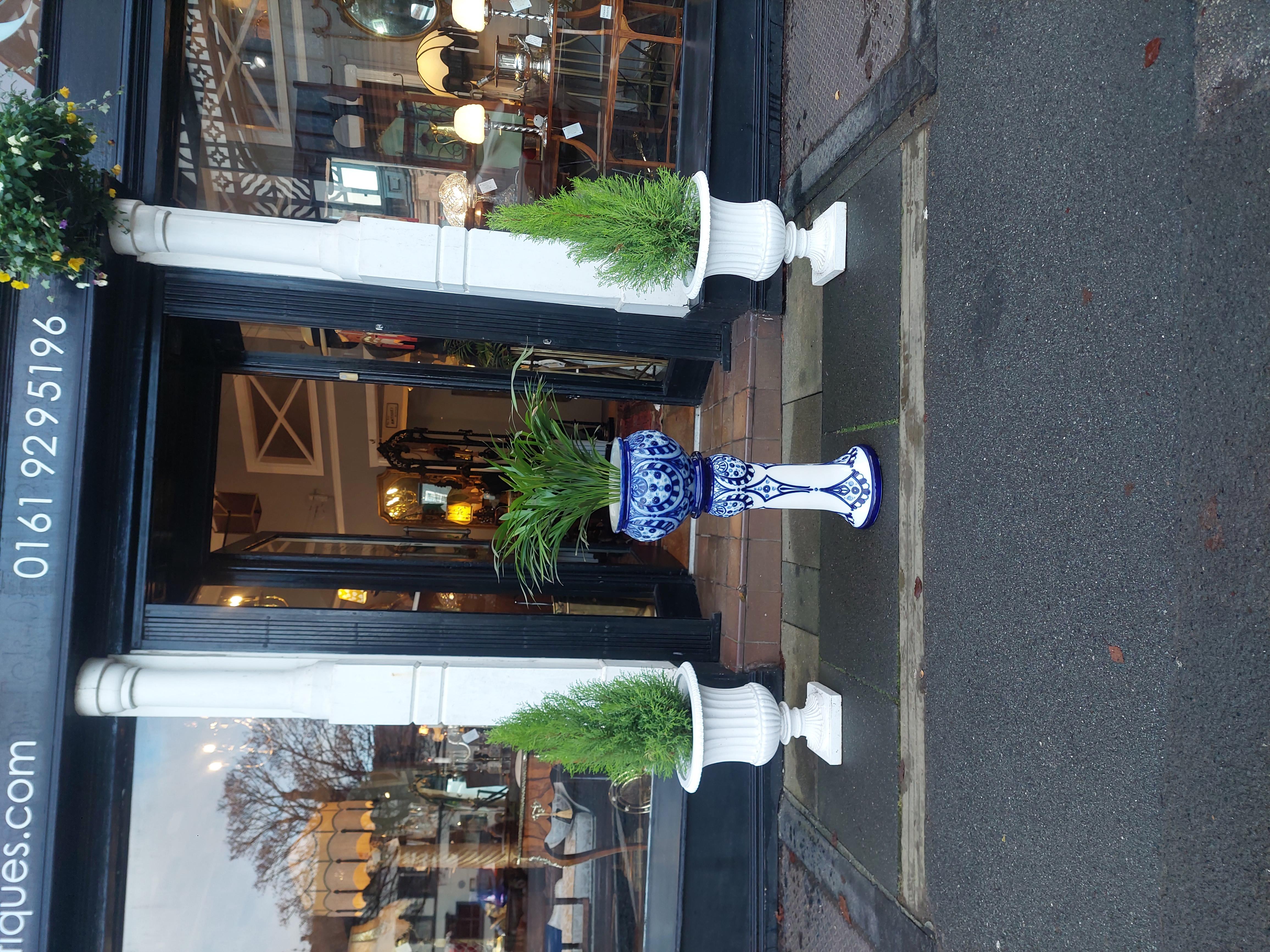 Art nouveau Late Victorian Blue and White Porcelain Jardinière on Stand en vente