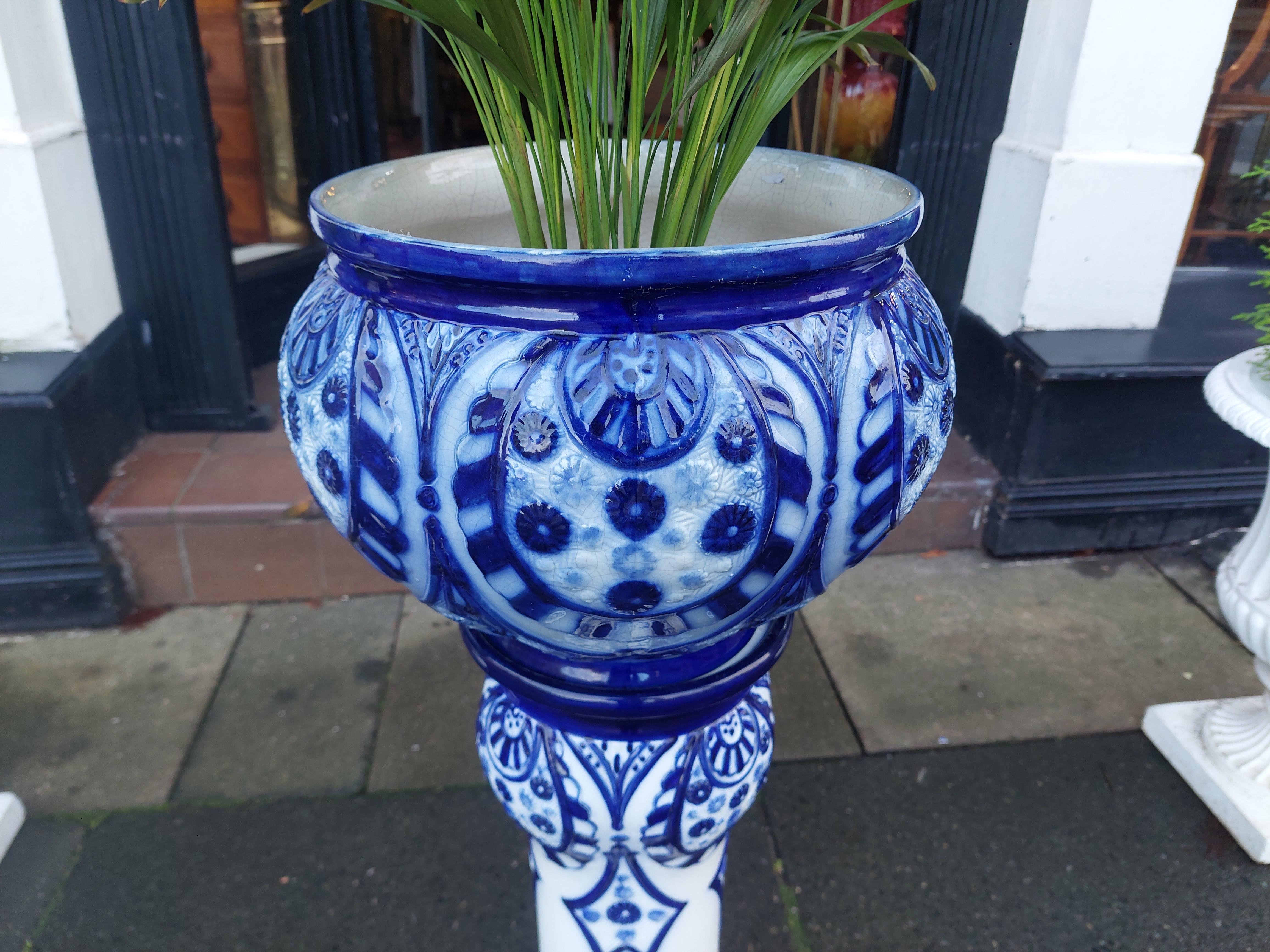 Anglais Late Victorian Blue and White Porcelain Jardinière on Stand en vente