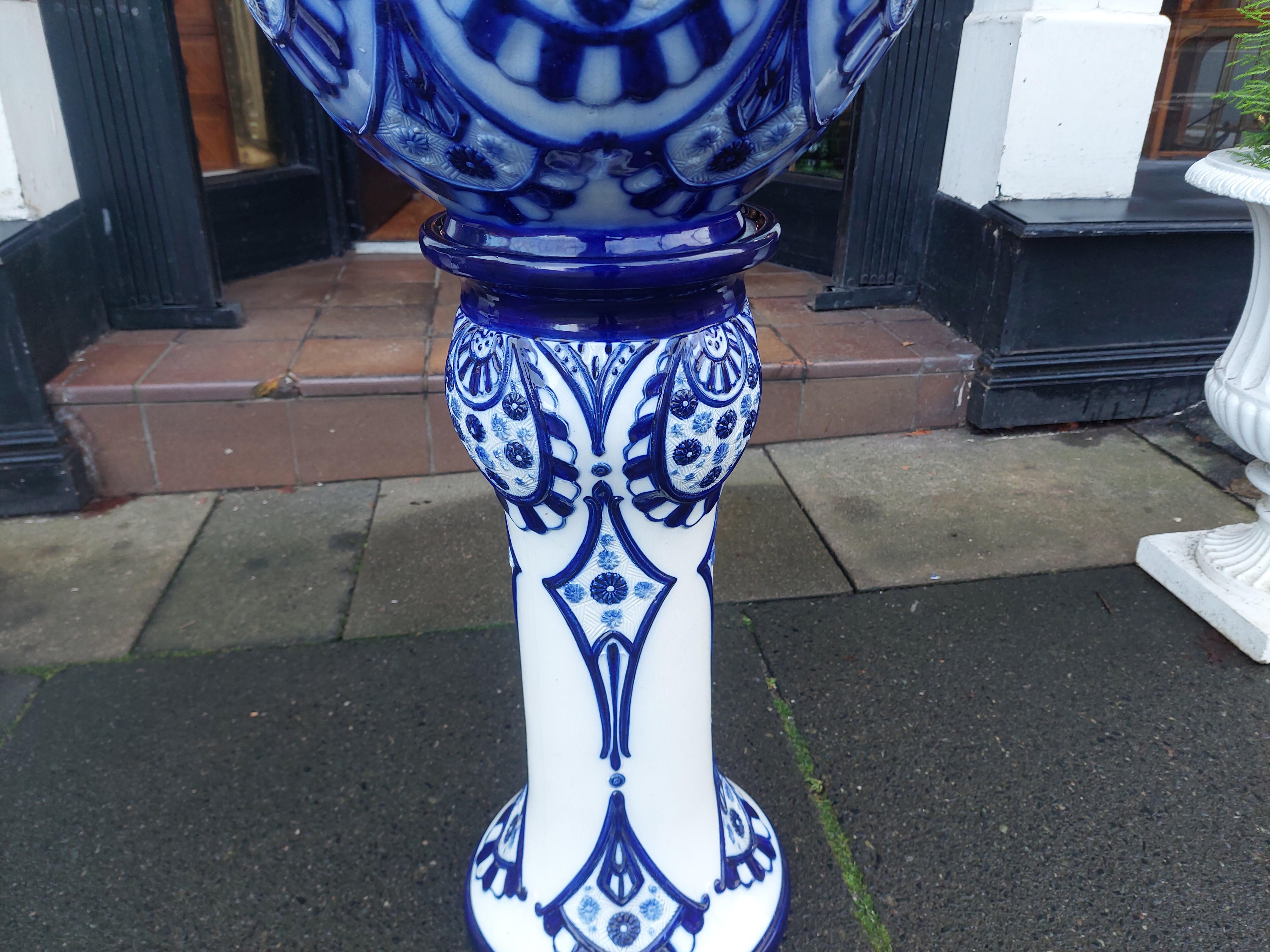 Late Victorian Blue and White Porcelain Jardinière on Stand Bon état - En vente à Altrincham, GB