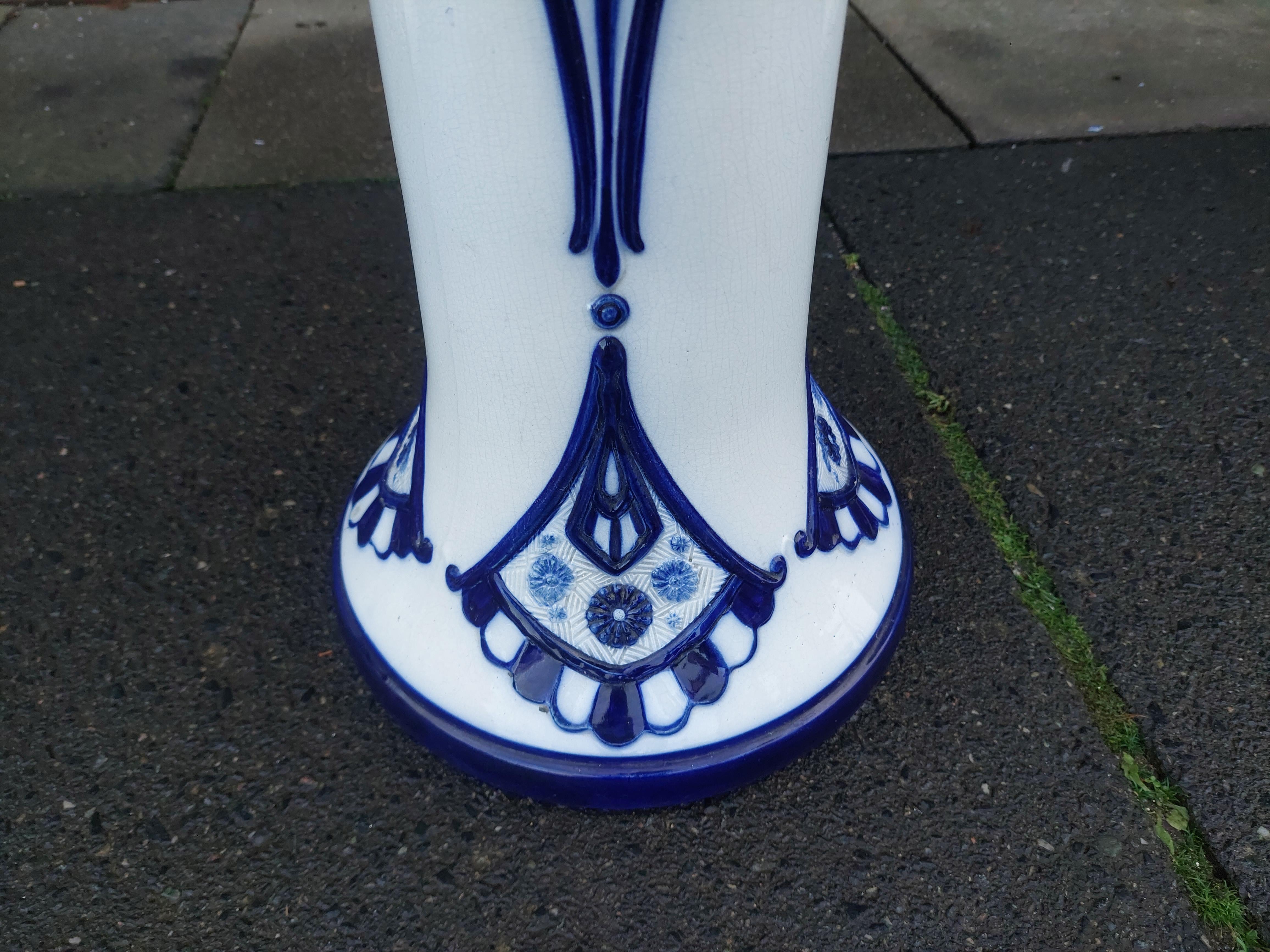 XIXe siècle Late Victorian Blue and White Porcelain Jardinière on Stand en vente