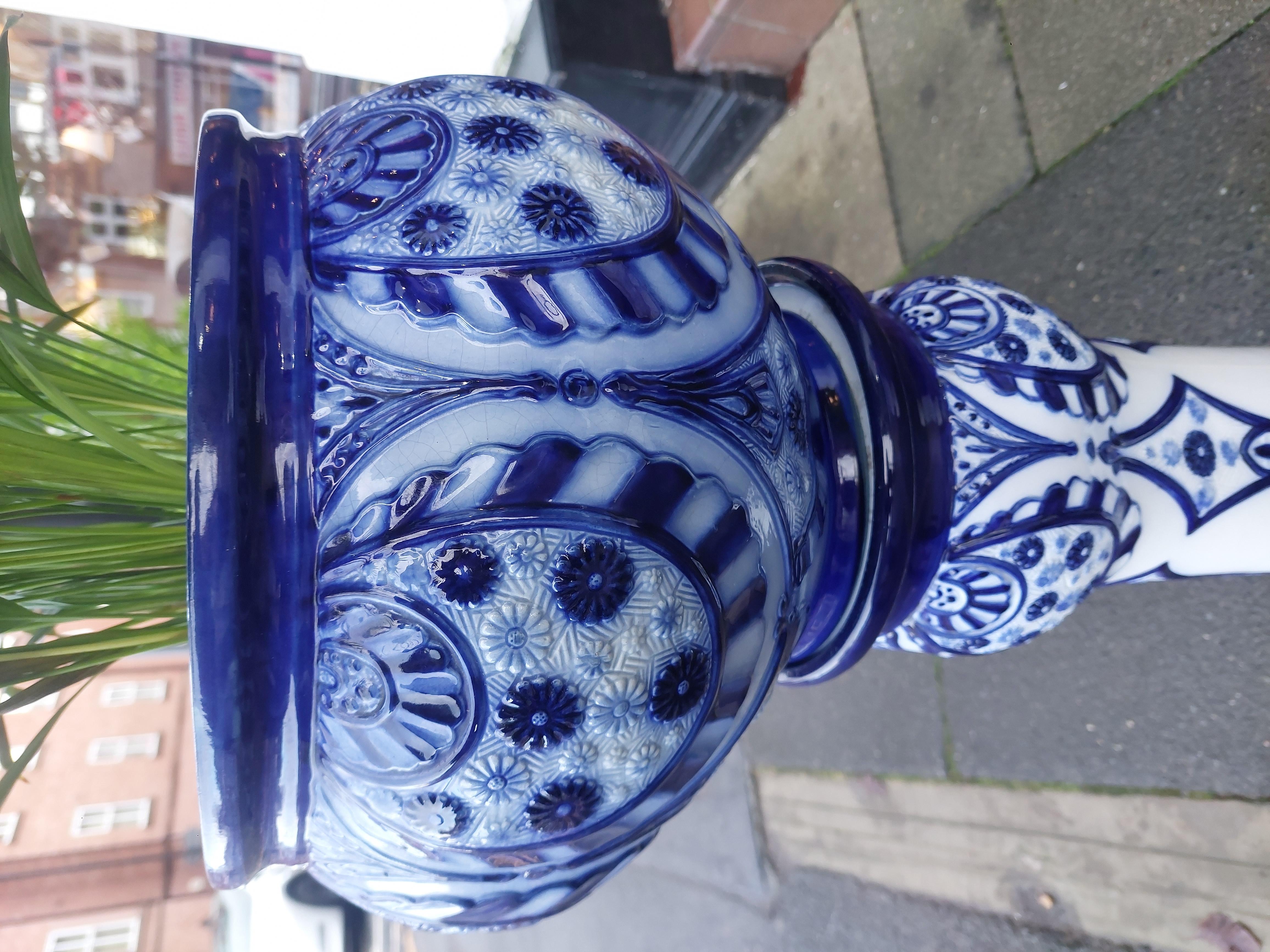 Porcelaine Late Victorian Blue and White Porcelain Jardinière on Stand en vente