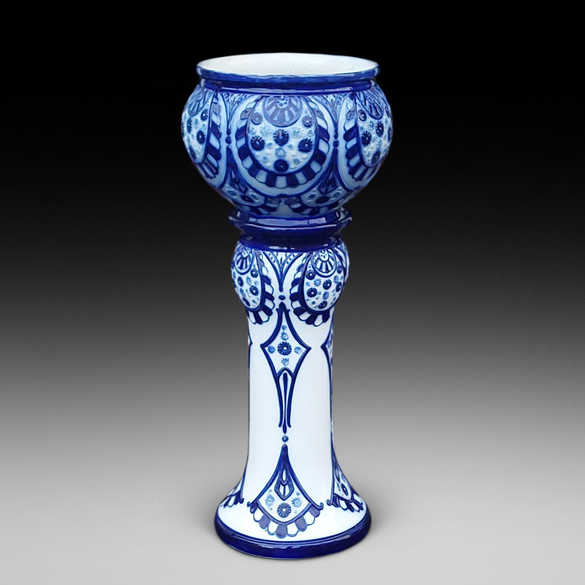 Late Victorian Blue and White Porcelain Jardinière on Stand en vente 1
