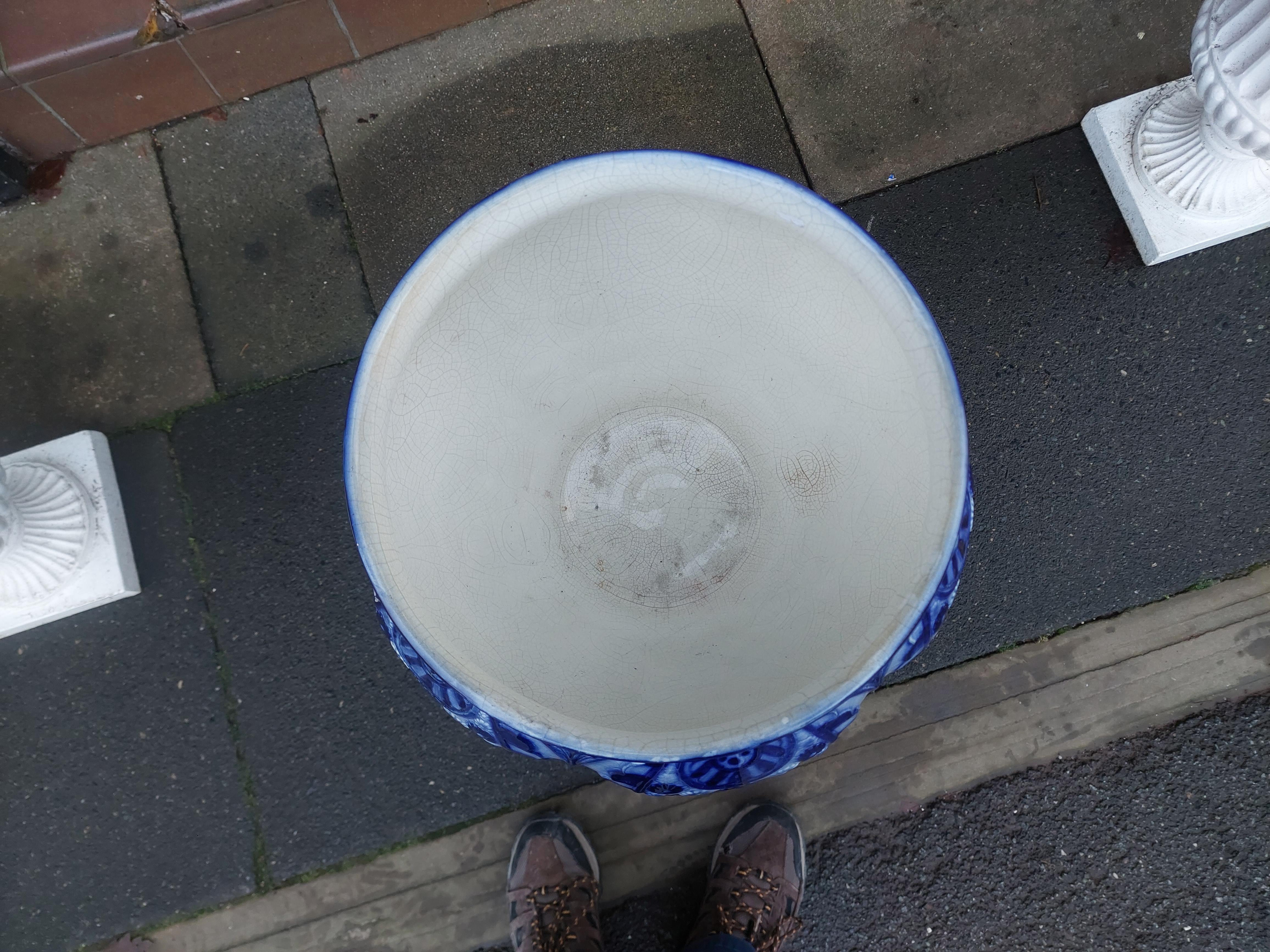 Late Victorian Blue and White Porcelain Jardinière on Stand en vente 2