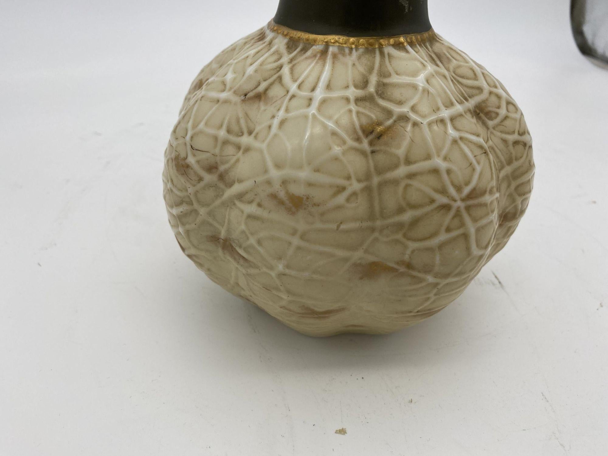 Spätviktorianische böhmische tschechische Uraniumglas-Opal-Harrach-Vase aus Tschechsischer Kunst (Art nouveau) im Angebot
