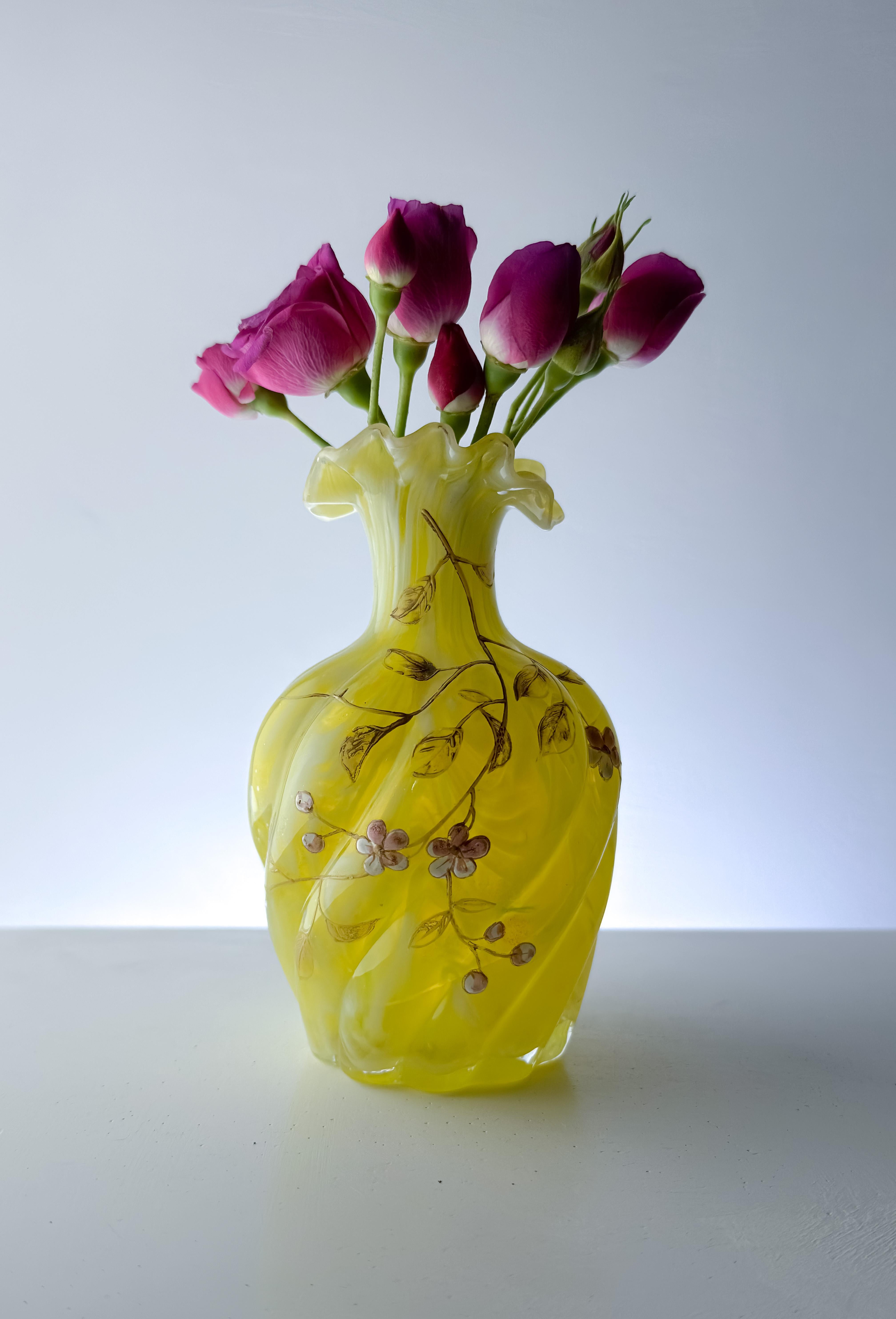 Smaltato Vaso in vetro giallo di Boemia, tardo vittoriano, di Harrach 1890 in vendita