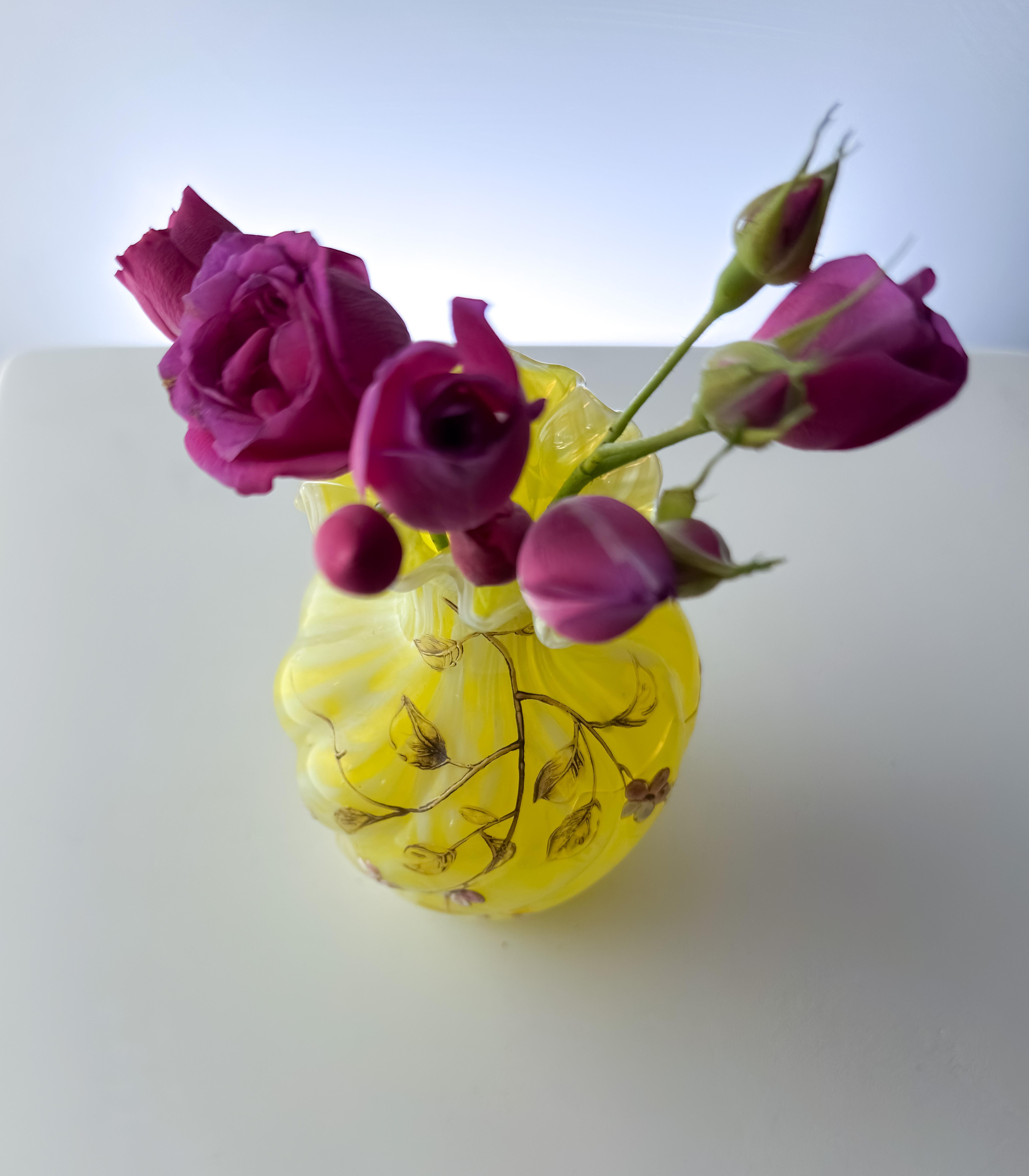 Vaso in vetro giallo di Boemia, tardo vittoriano, di Harrach 1890 In condizioni discrete in vendita a Glasgow, GB