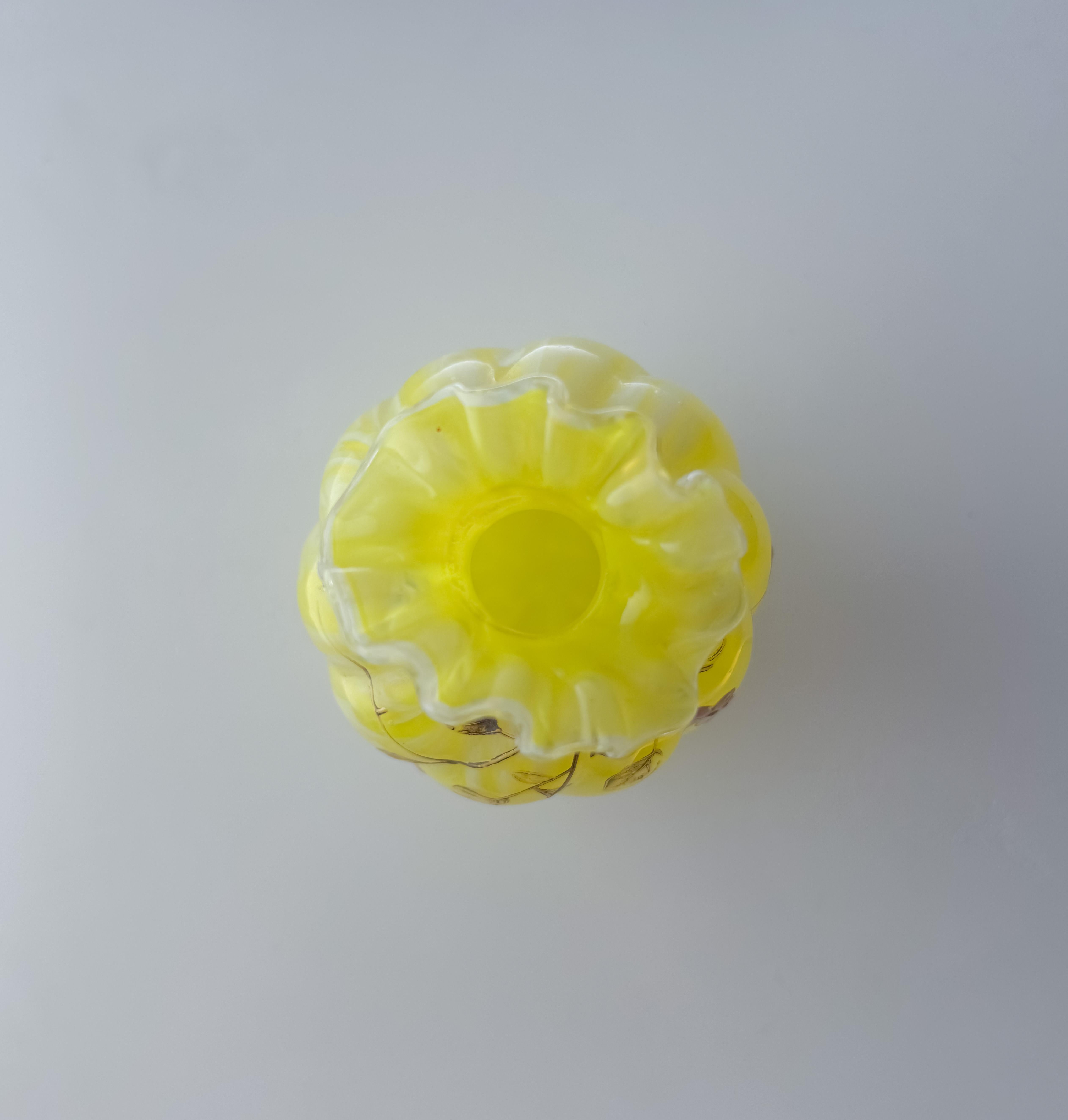 XIX secolo Vaso in vetro giallo di Boemia, tardo vittoriano, di Harrach 1890 in vendita