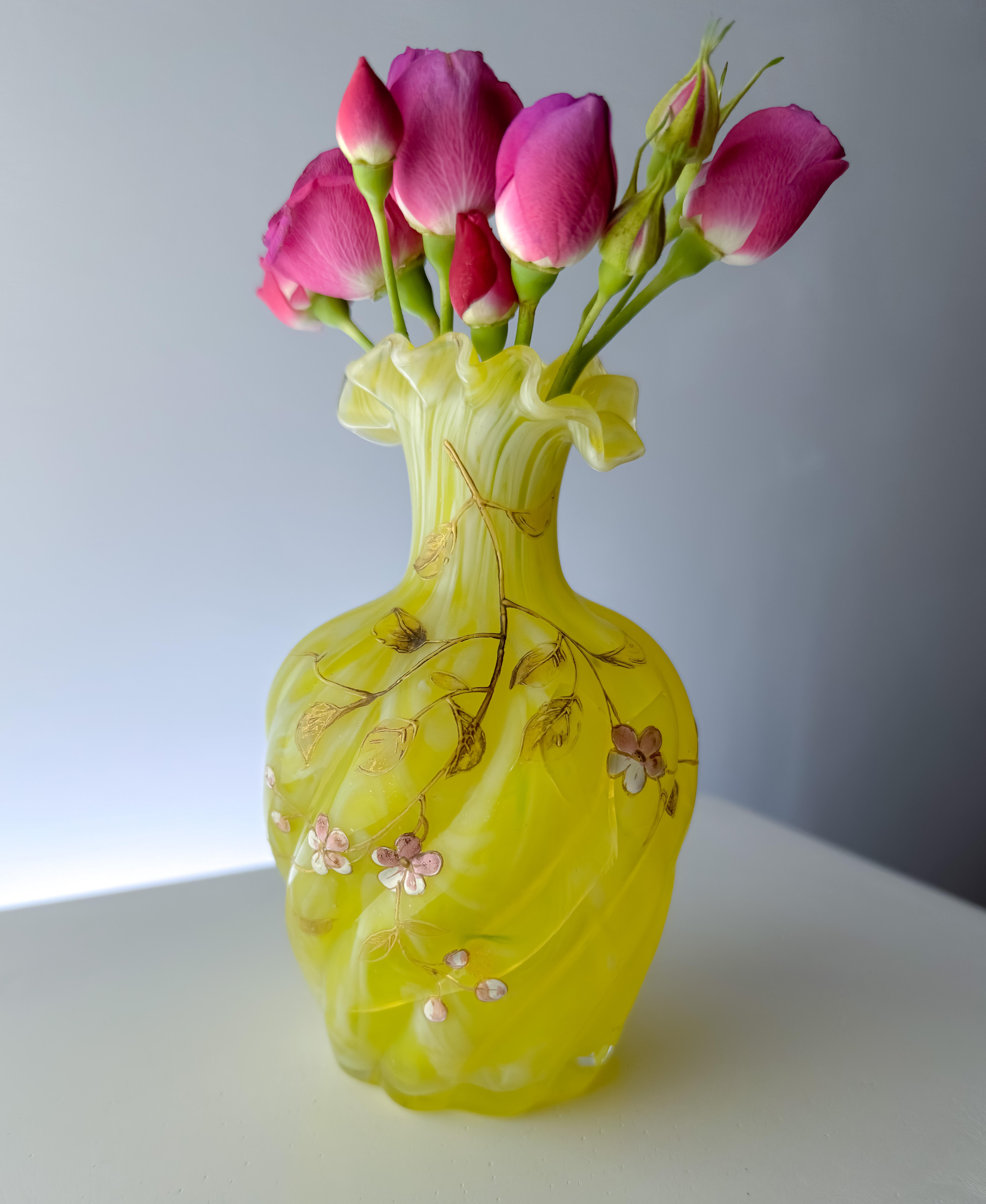 Vetro artistico Vaso in vetro giallo di Boemia, tardo vittoriano, di Harrach 1890 in vendita
